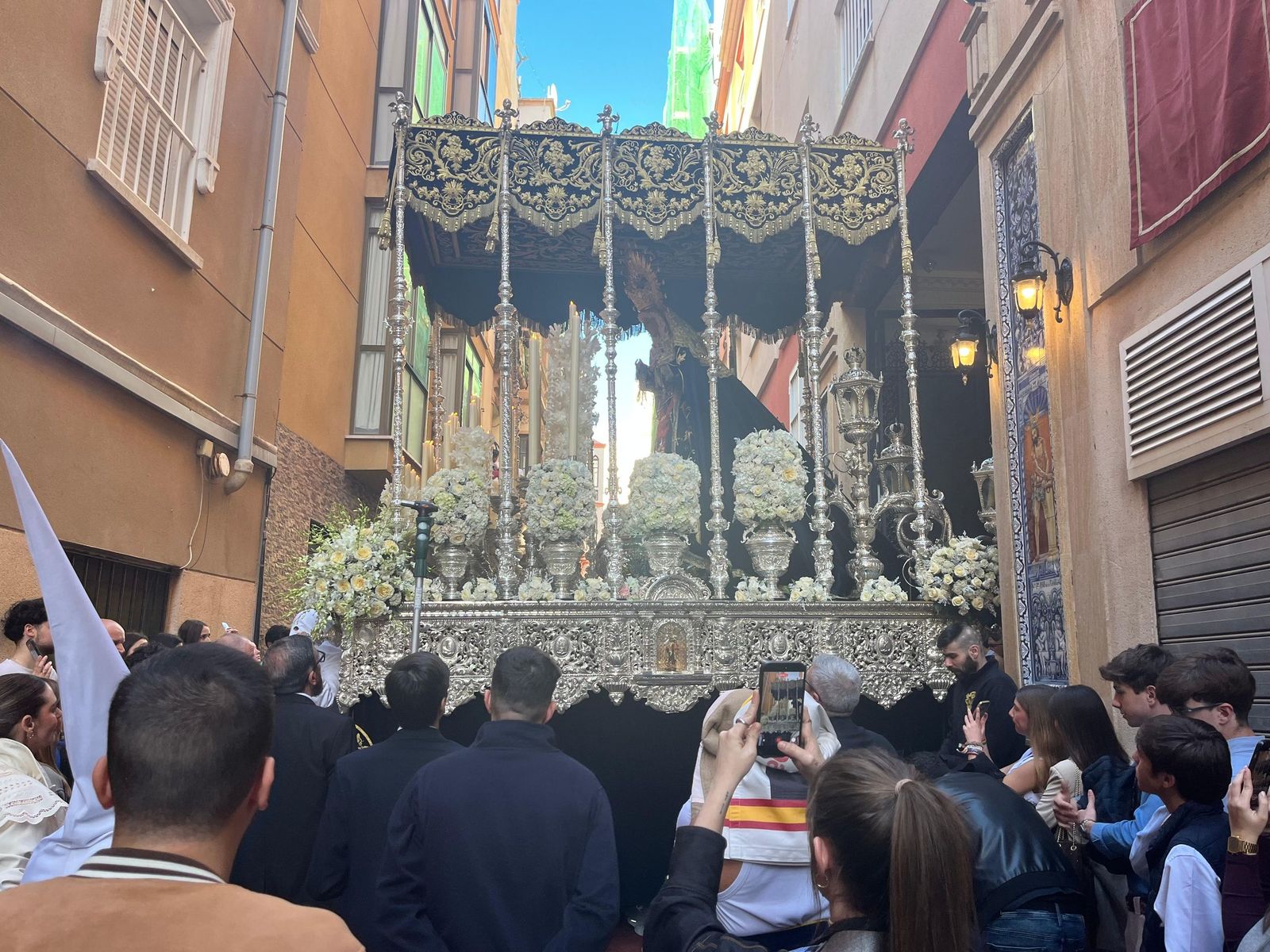 Cuarenta y cinco hombres bajo las trabajaderas y uno "ayudando desde el cielo"