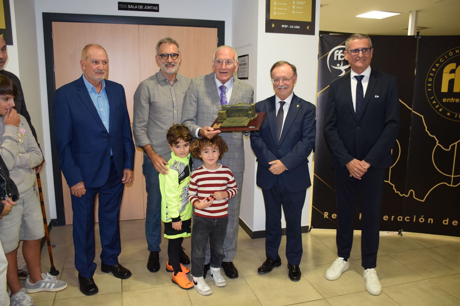 Pedro Moreno ya tiene su placa en la Real Federación de Fútbol de Ceuta