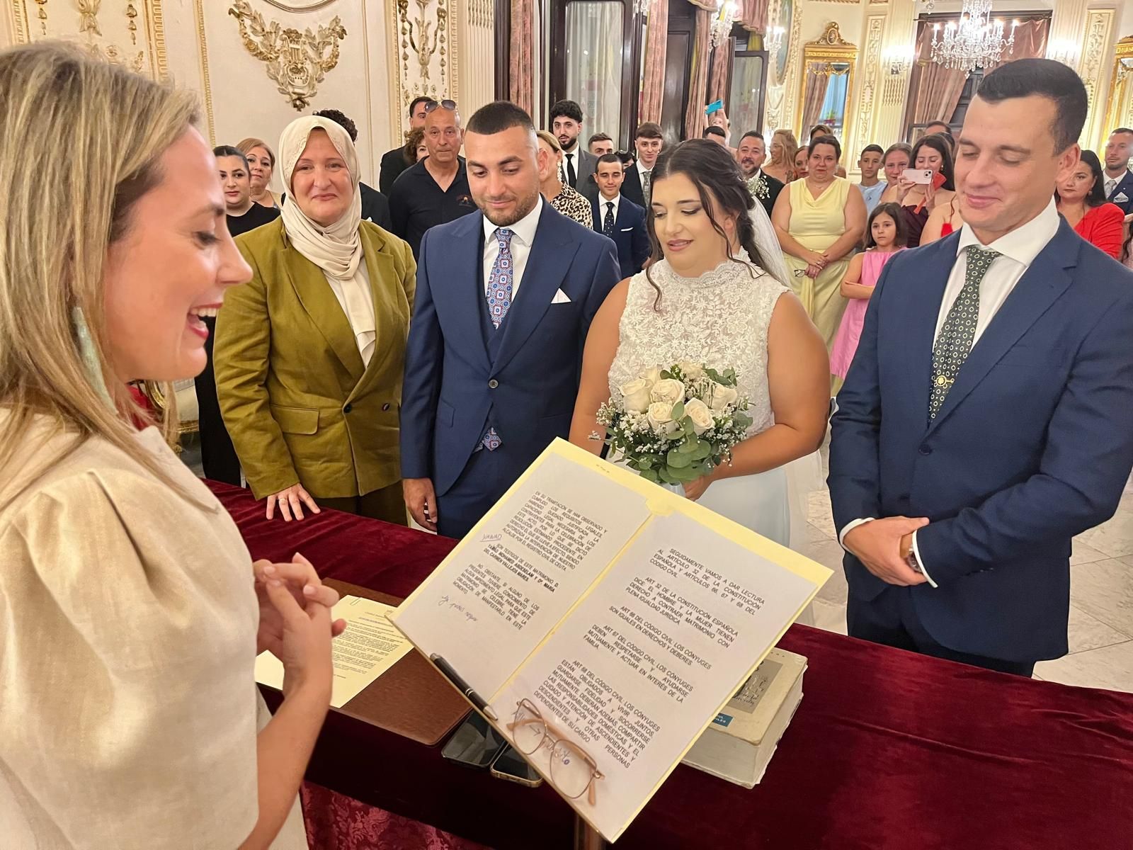Omar y Claudia sellan su amor en el Salón del Trono