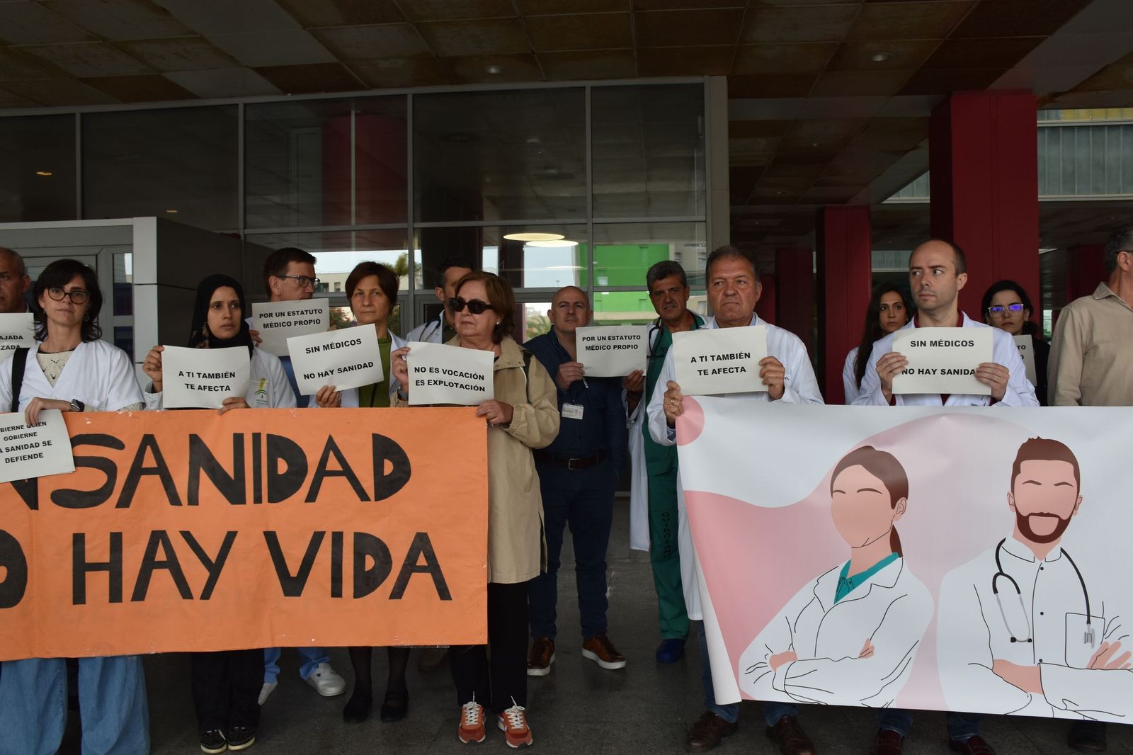 Concentración de los médicos de HUCE con motivo de la huelga nacional por el estatuto propio