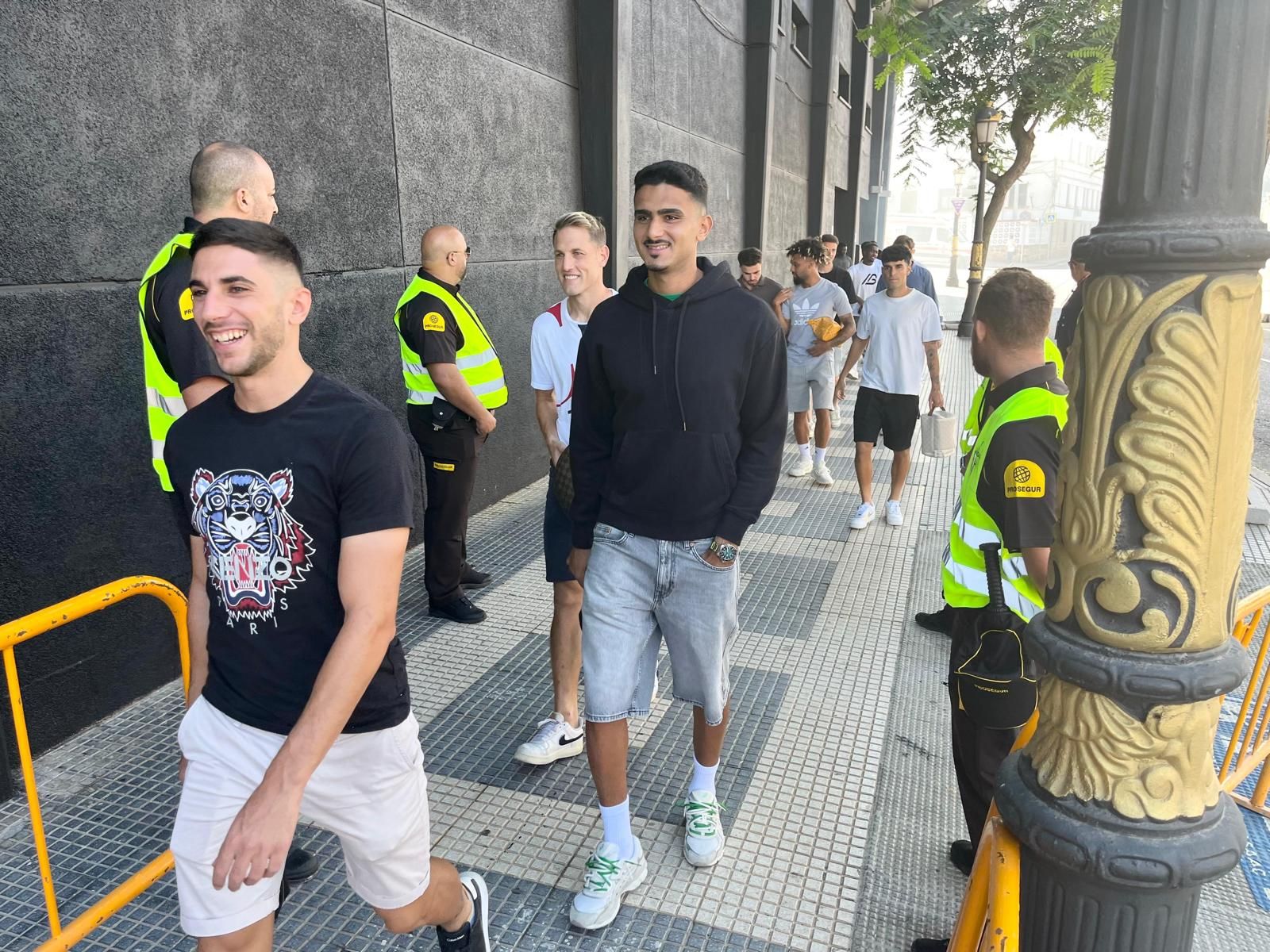 FOTOGALERÍA | Los jugadores de la AD Ceuta llegan Murube para recibir al Mirandés