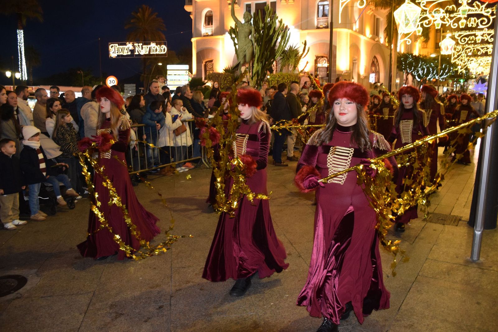 El centro de Ceuta disfruta de la visita del Heraldo Real y de su tradicional pasacalles