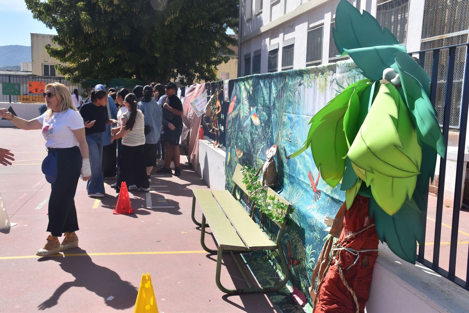 Simpática y colorida selva para poner fin a la Semana Cultural del 'José Acosta'