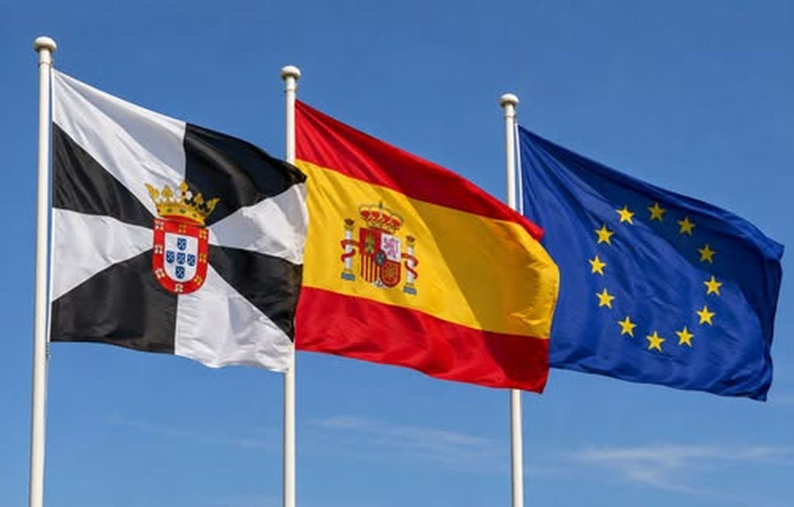Banderas de Ceuta, España y Europa.