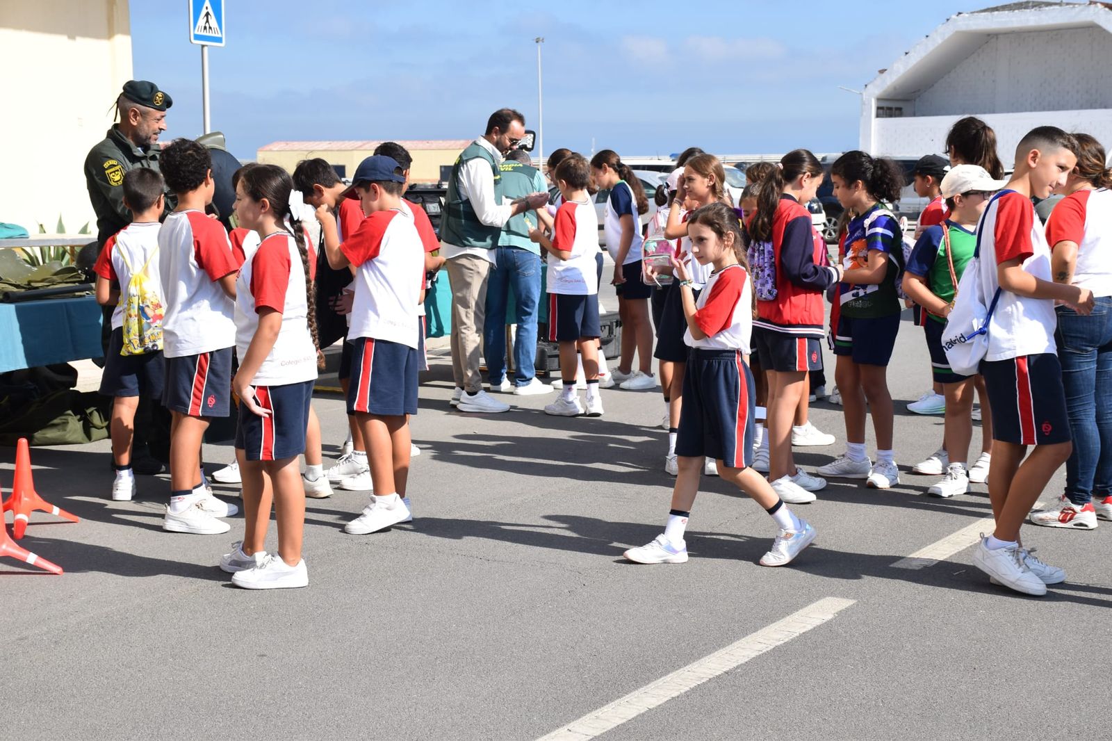 La Guardia Civil muestra sus medios a los escolares