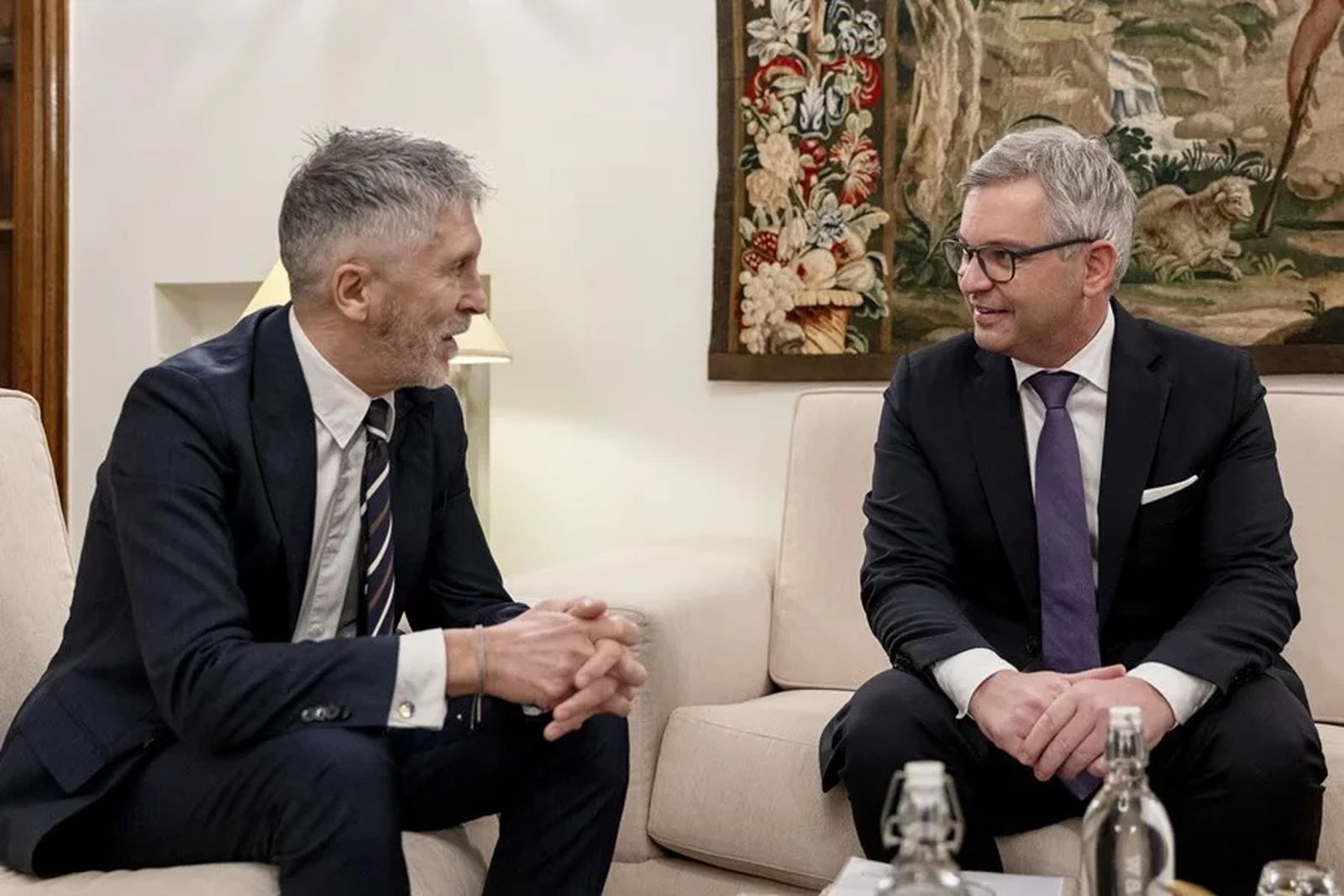 El ministro del Interior, Fernando Grande-Marlaska (i), recibe al comisario europeo de Asuntos de Interior y Migración, Magnus Brunner, en el ministerio del Interior, en Madrid, en una foto de archivo