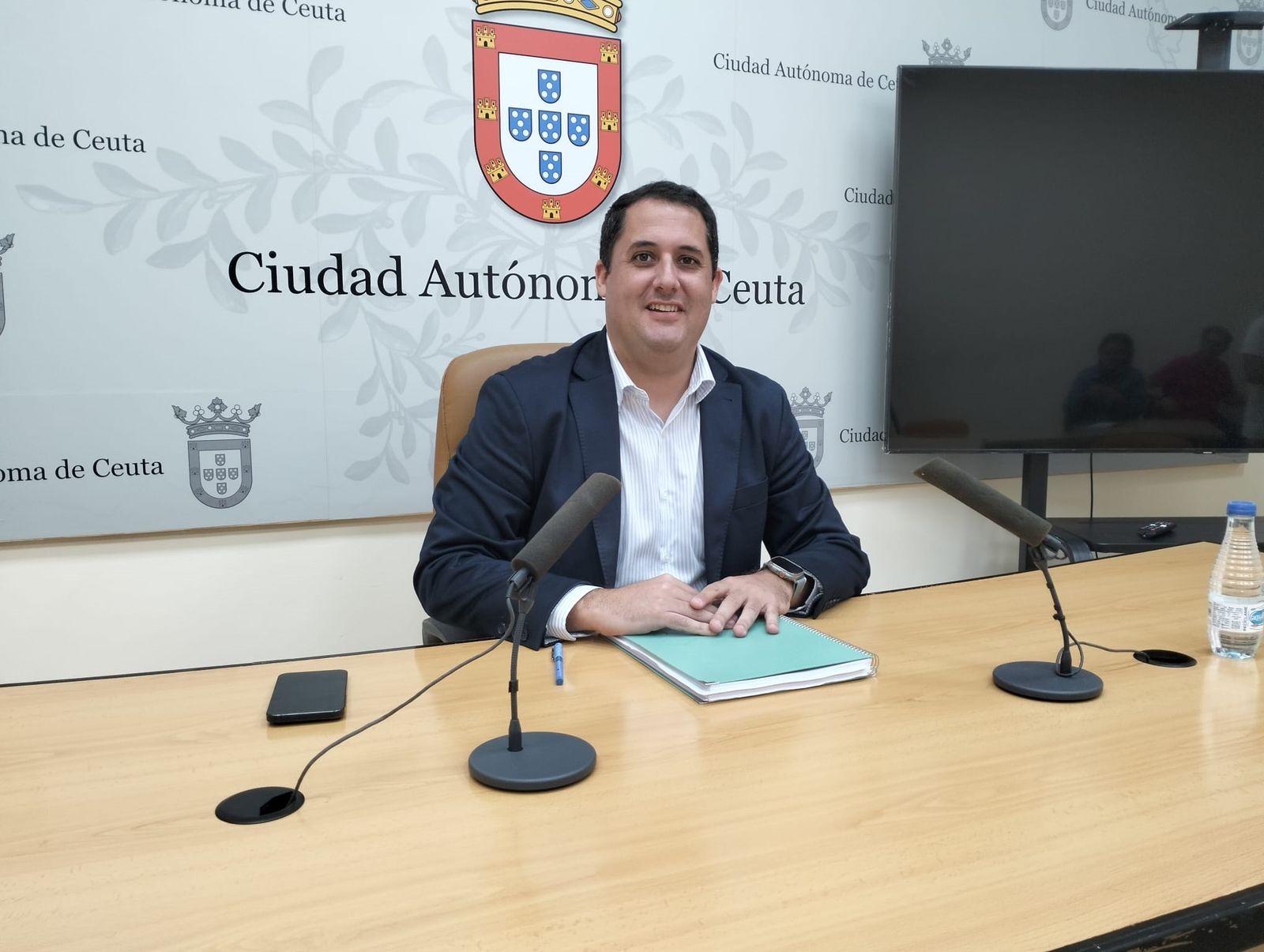 El portavoz del Gobierno, Alejandro Ramírez, antes del inicio de la rueda de prensa ofrecida esta mañana