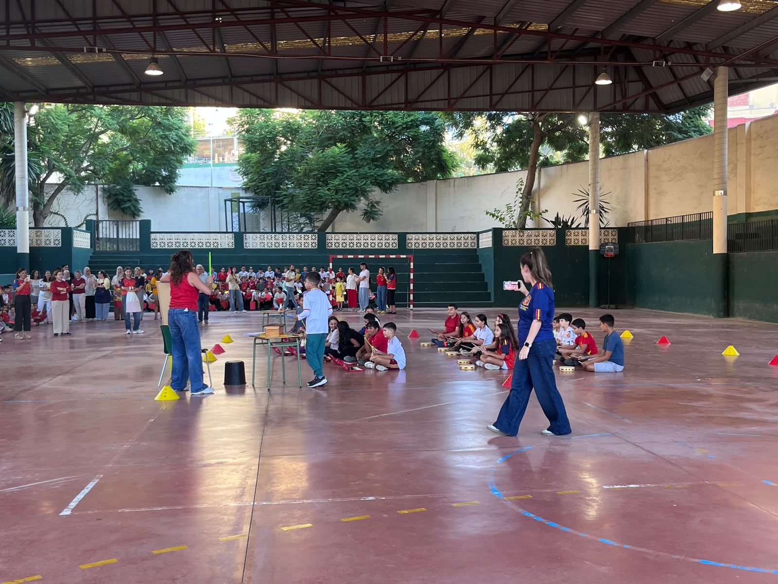 El ‘García Lorca’ se llena de música y color celebrando el Día de la  Hispanidad