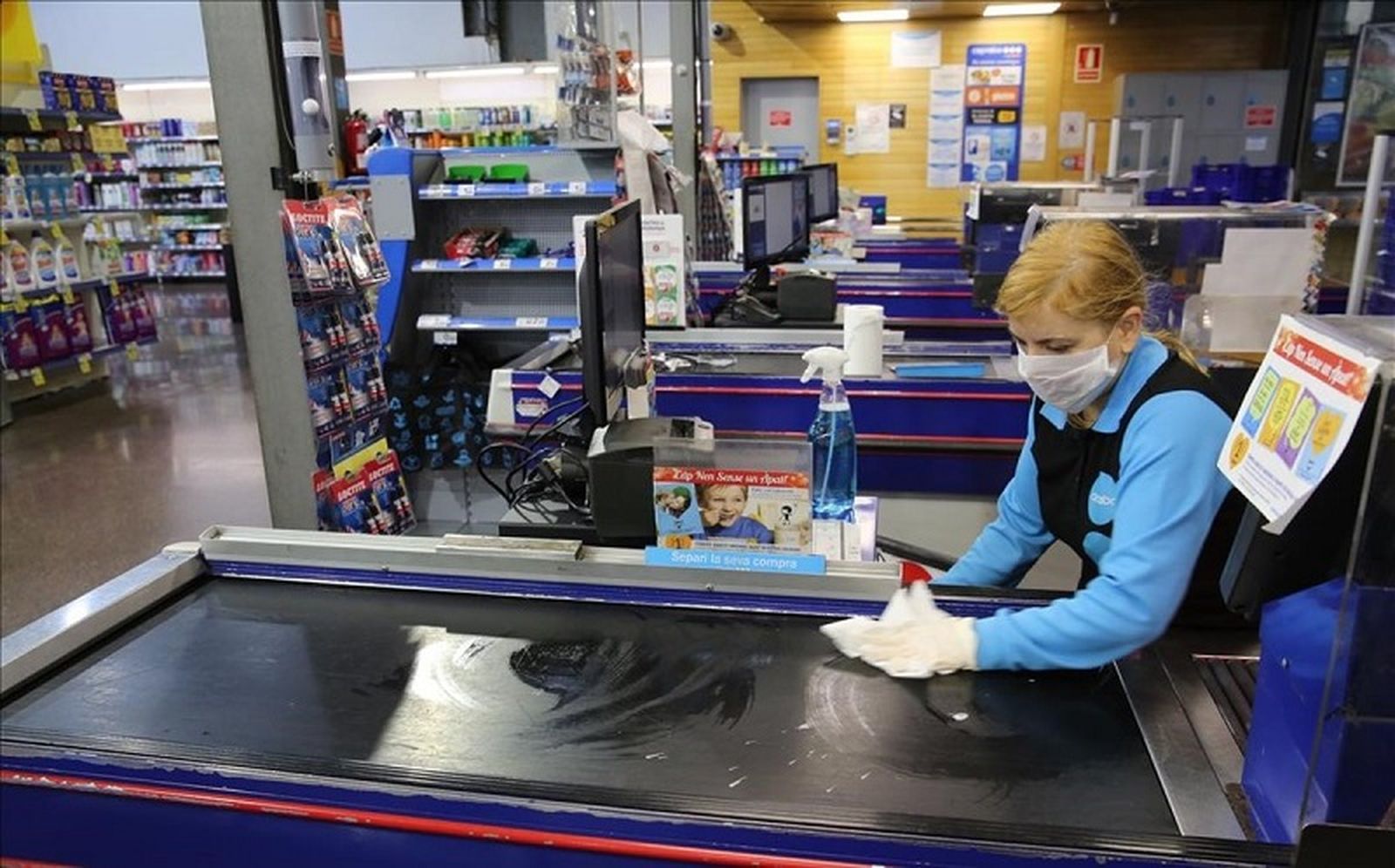 3519_una-cajera-establecimiento-alimentacion-barcelona-1584349709070