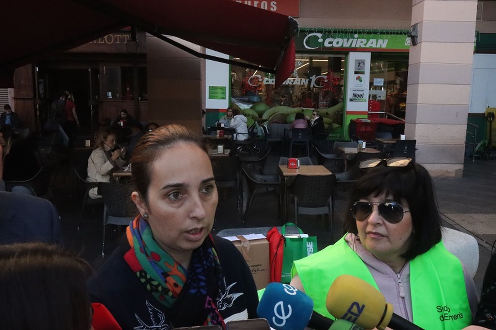 Mirfat Ahmed, madre de un niño diabético, y Elisabeth Muñoz, presidenta de SATSE Ceuta, atendieron esta mañana a los medios de comunicación / FOTO REDUAN