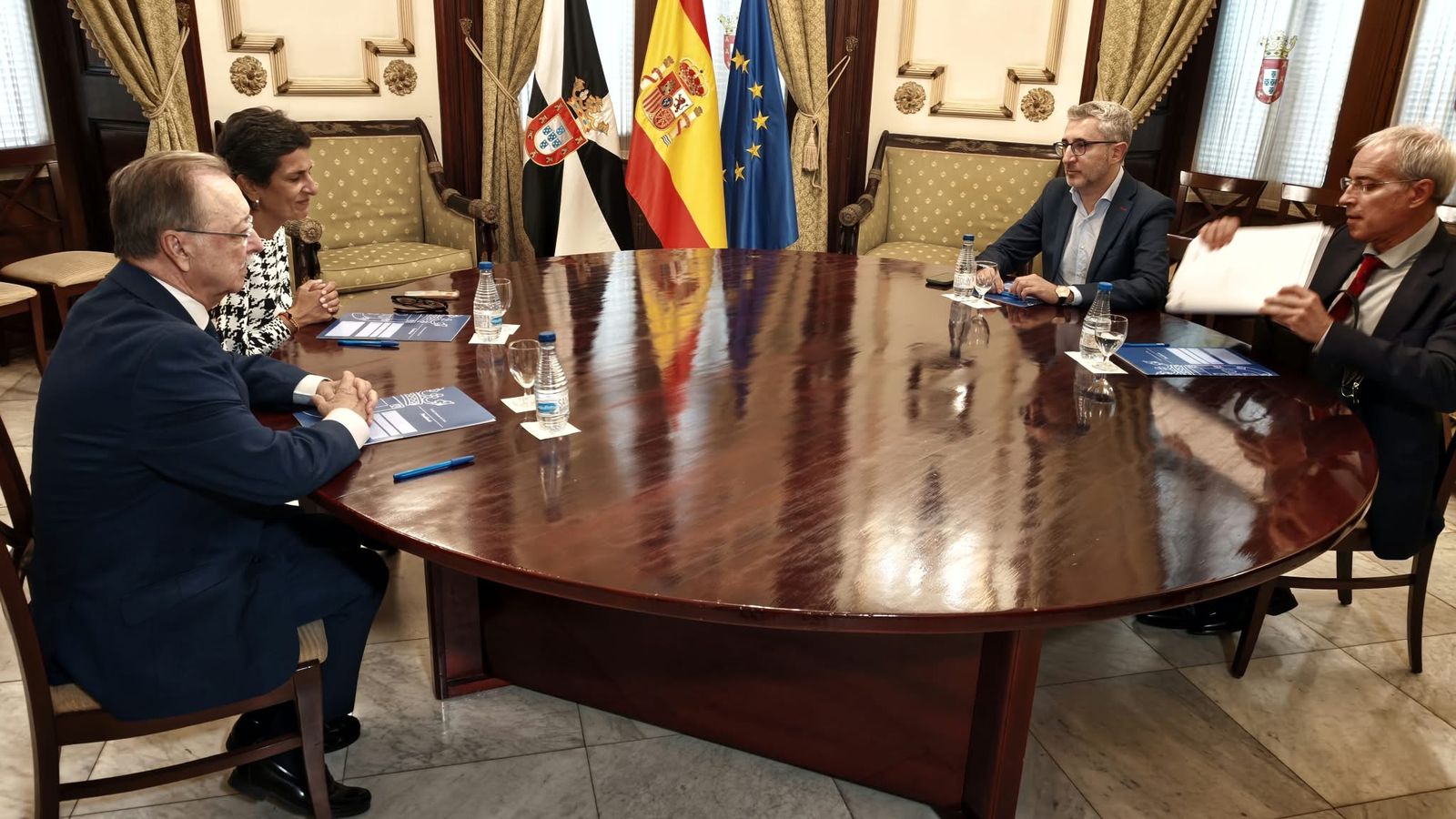 El ministro de Hacienda, Arcadi España, se ha reunido este miércoles con el presidente de la Ciudad, Juan Vivas, y la consejera de Hacienda, Kissy Chandiramani
