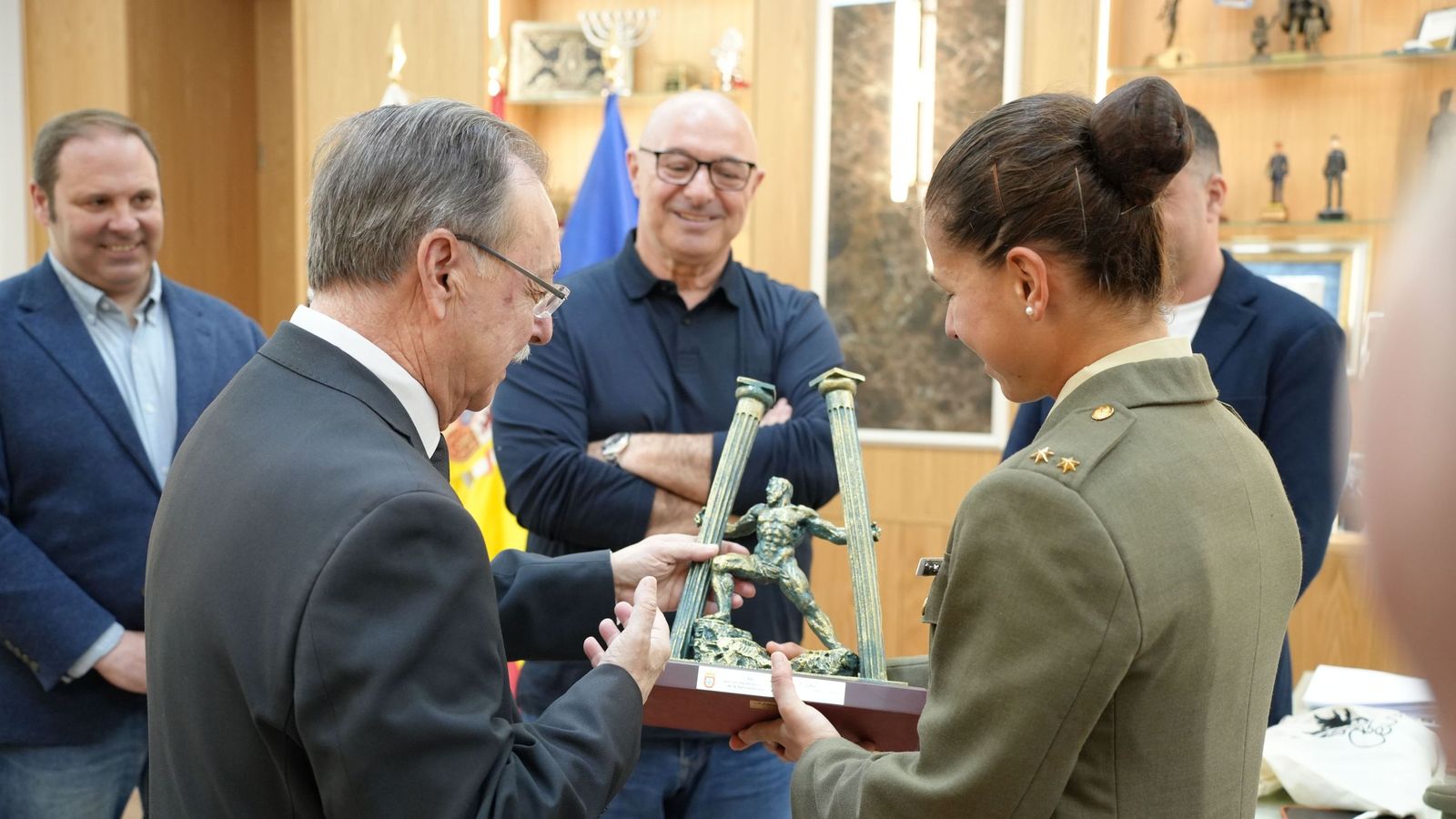 Vivas junto a Romero con la estatua de Hércules