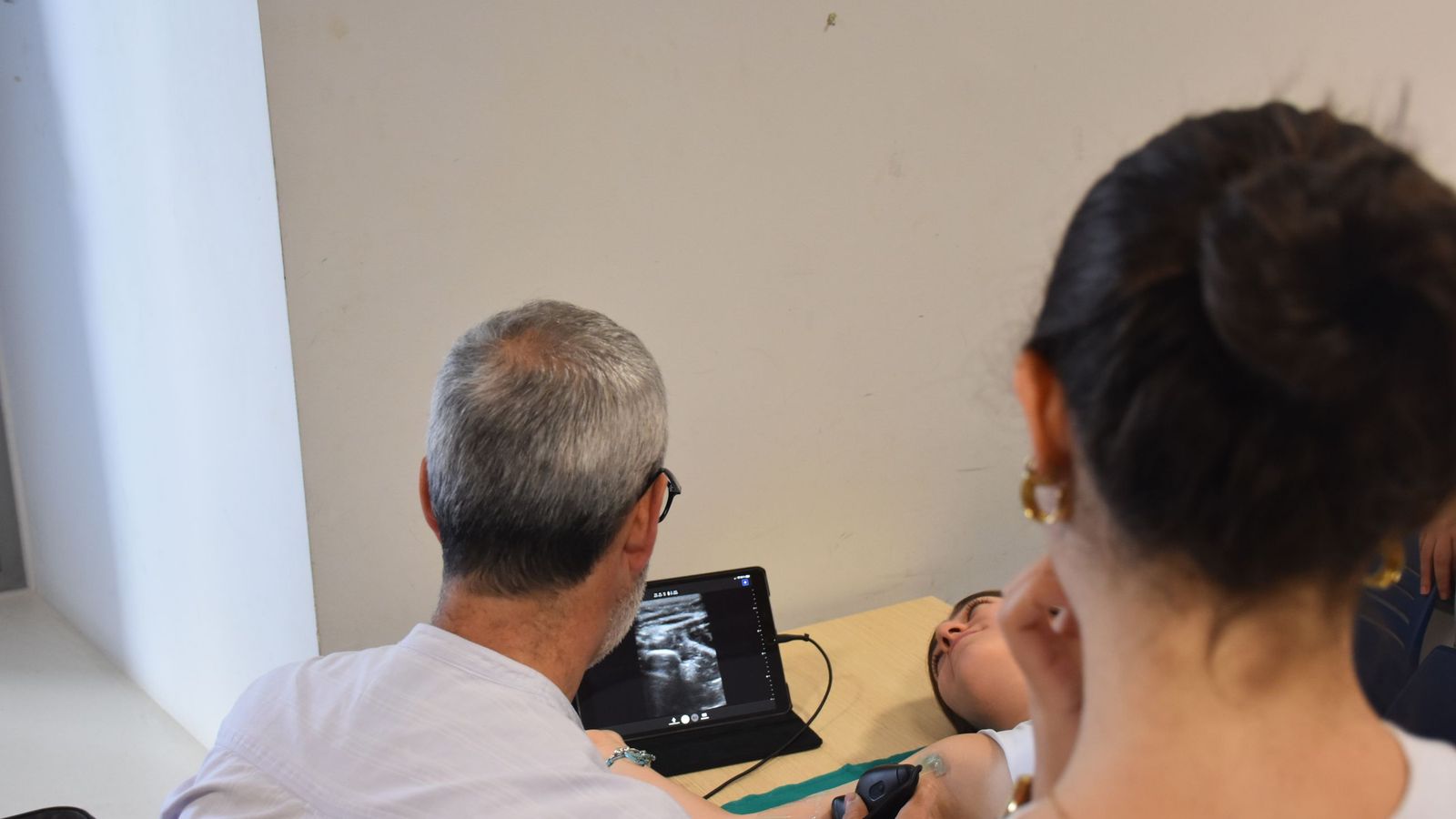 Curso de la UGR sobre cómo canalizar accesos venosos y arteriales por medio de un ecógrafo