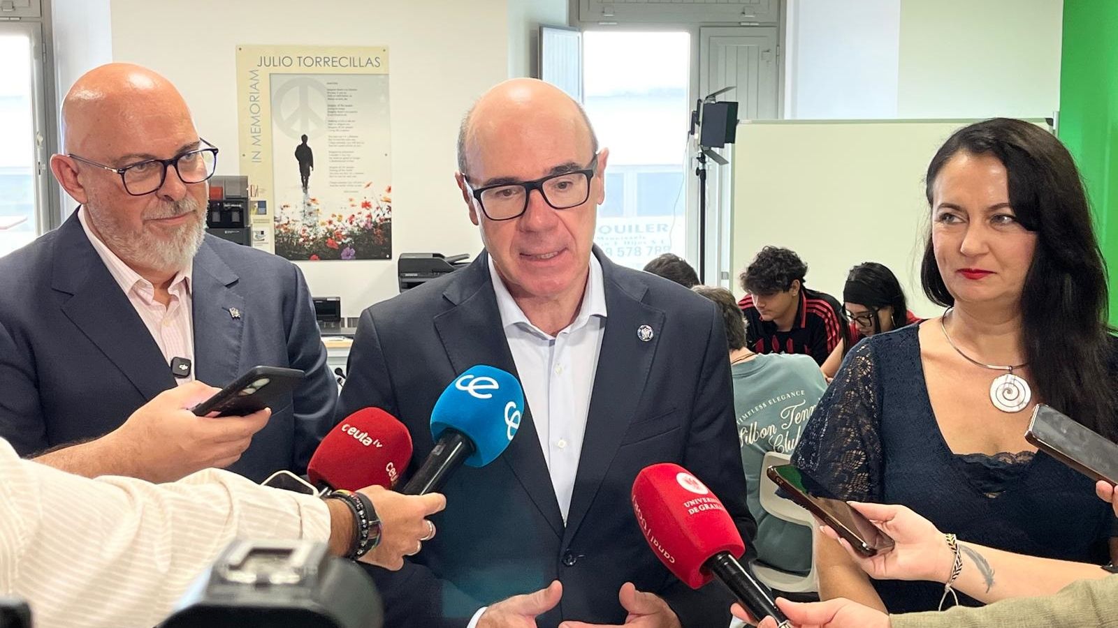 El rector de la UGR, Pedro Mercado, atiende a los medios