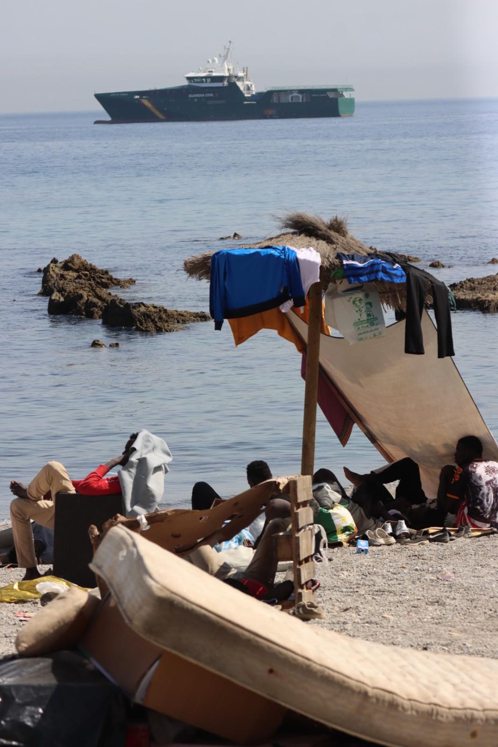 La Playa del Trampolín se llena de chozas como refugio de los migrantes