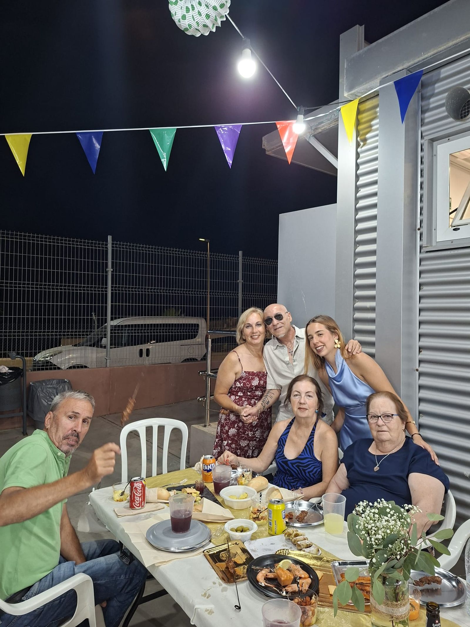 Los vecinos de Juan XXIII disfrutan de una multitudinaria cena en su verbena por la Virgen del Carmen