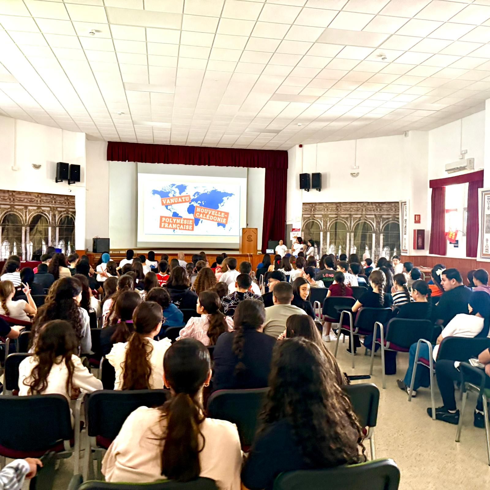 El IES Luis de Camoens celebra la francofonía con danza, poesía y sabor parisino