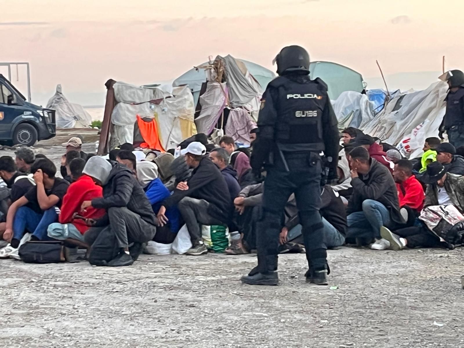 La Policía Nacional inicia el desalojo del Guano, último gran campamento de inmigrantes de Ceuta
