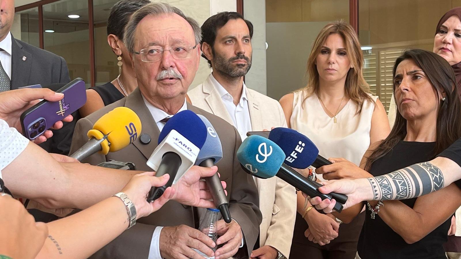La consejera, a la derecha, durante una comparecencia pública del presidente Juan Vivas