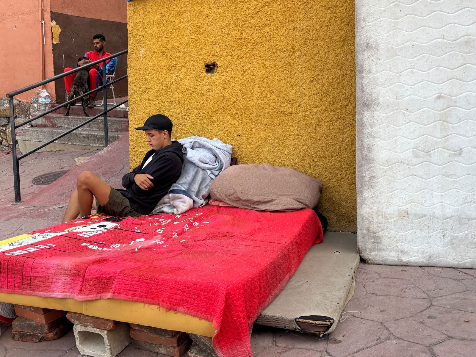 Los Rosales estalla tras 70 días de abandono y exige una solución para los migrantes que siguen en sus calles