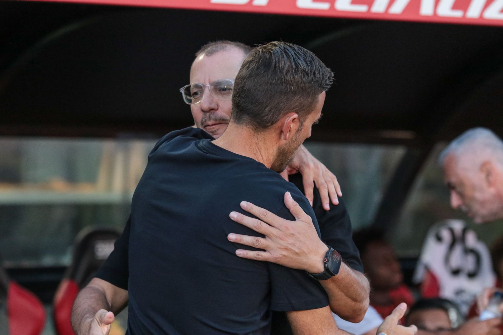 Luis García recibe con un abrazo a José Juan Romero