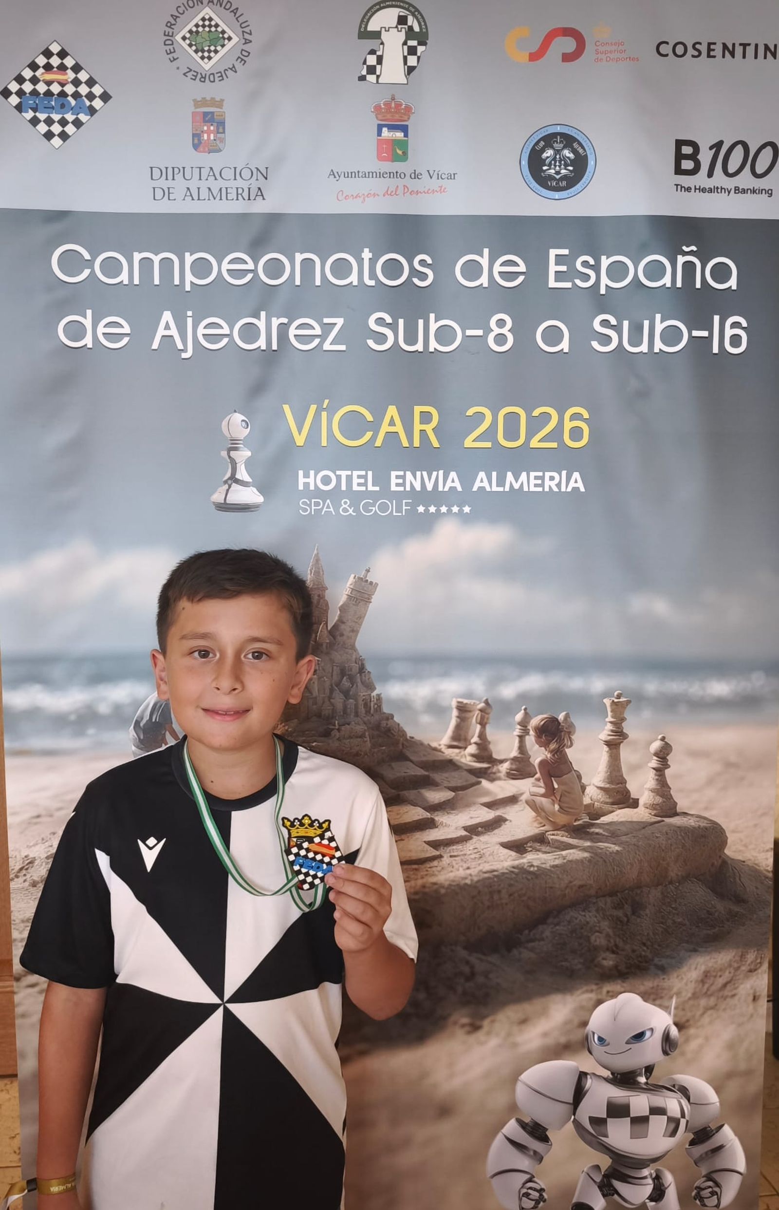 Carlos Cabrera posa con su medalla tras el campeonato