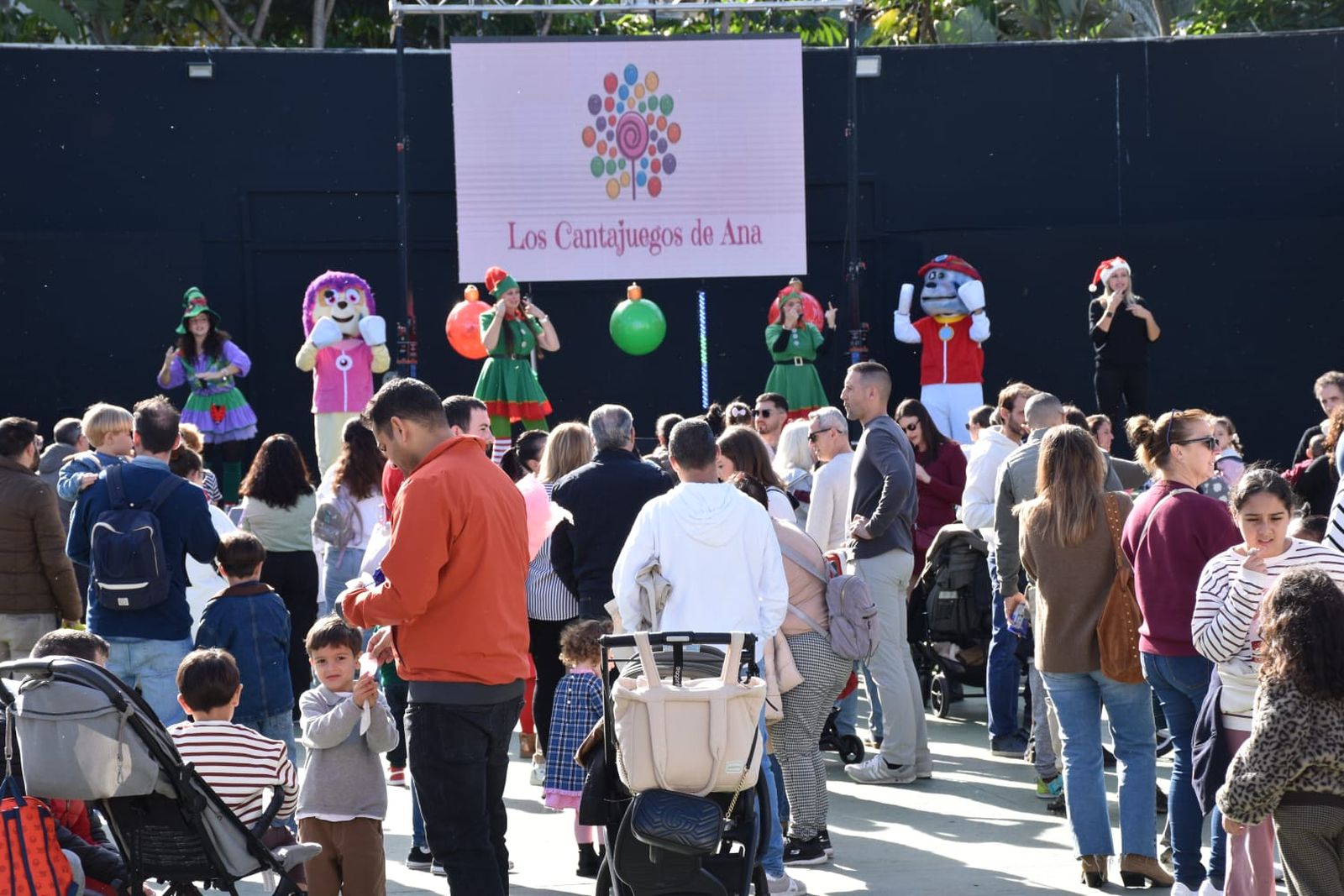 La Navidad llega a la Marina con una fiesta infantil