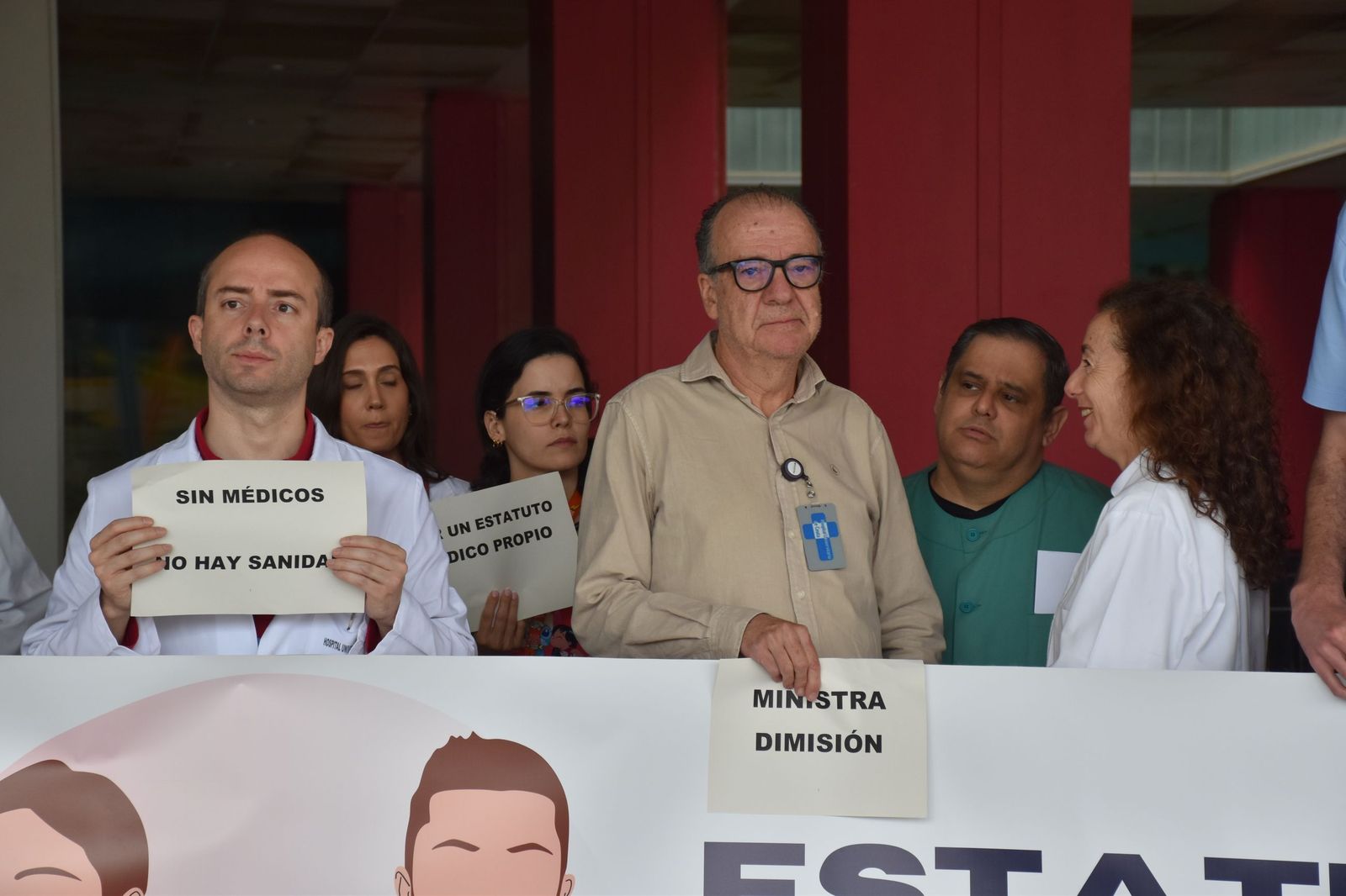 Concentración de los médicos de HUCE con motivo de la huelga nacional por el estatuto propio en una foto de archivo