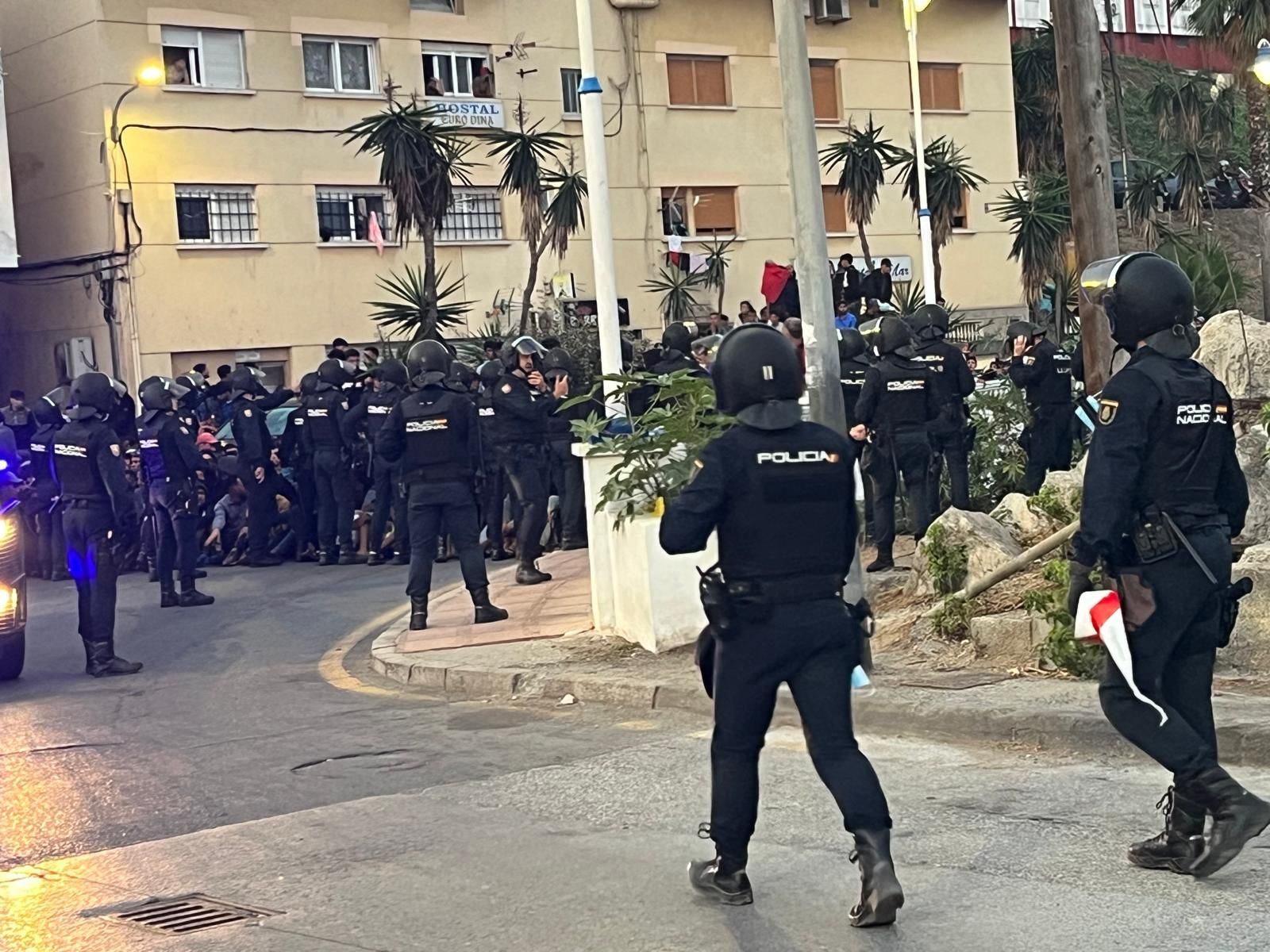 Tenso traslado  de más de  3.000 migrantes de las playas de Ceuta a un nuevo centro temporal