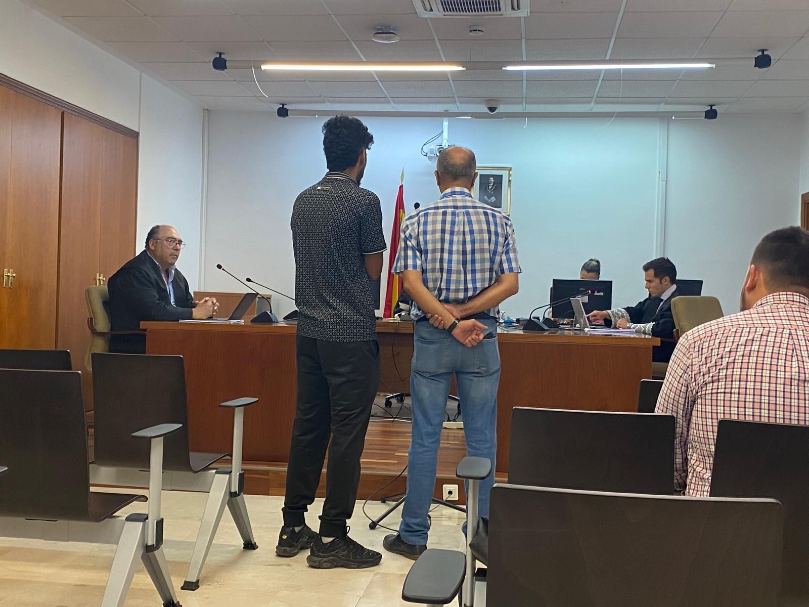 El acusado declara ante el tribunal con ayuda de un intérprete.