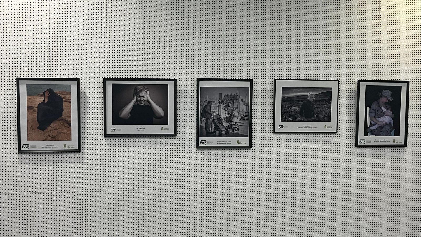 Inauguración de la exposición 'Gafas de color violeta' de la asociación Miradas