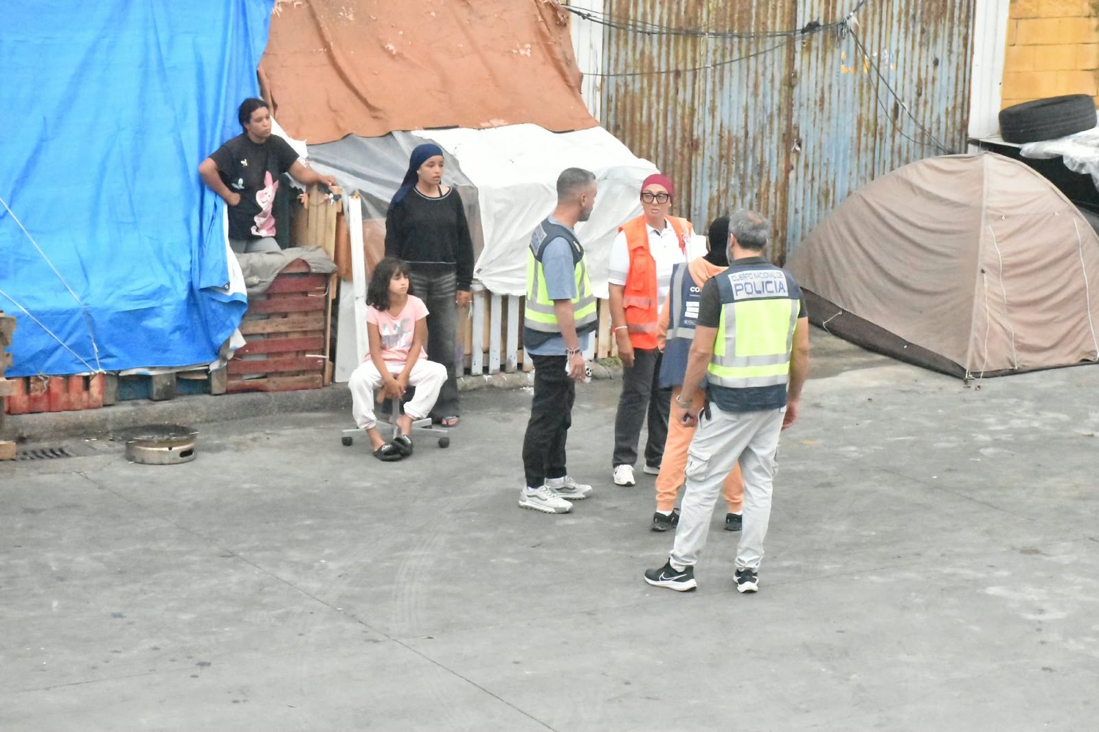 Traslado y retorno de migrantes al CATE y a Marruecos tras el desalojo de la playa de Beníte