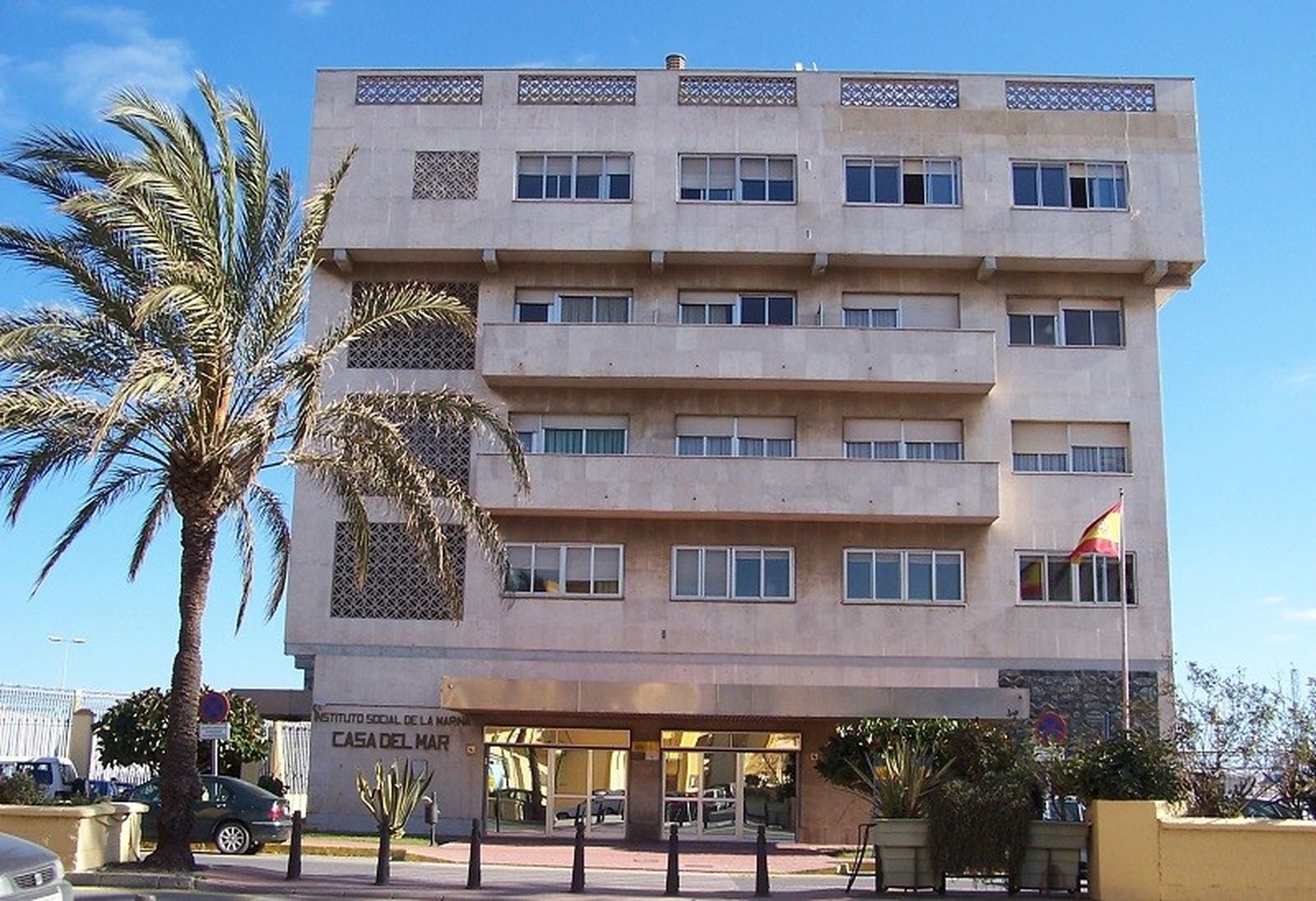 Edificio de la Casa del Mar en Ceuta, cuyo bar está gestionado por Marcos Raúl Muñoz. / FOTO EL PUEBLO