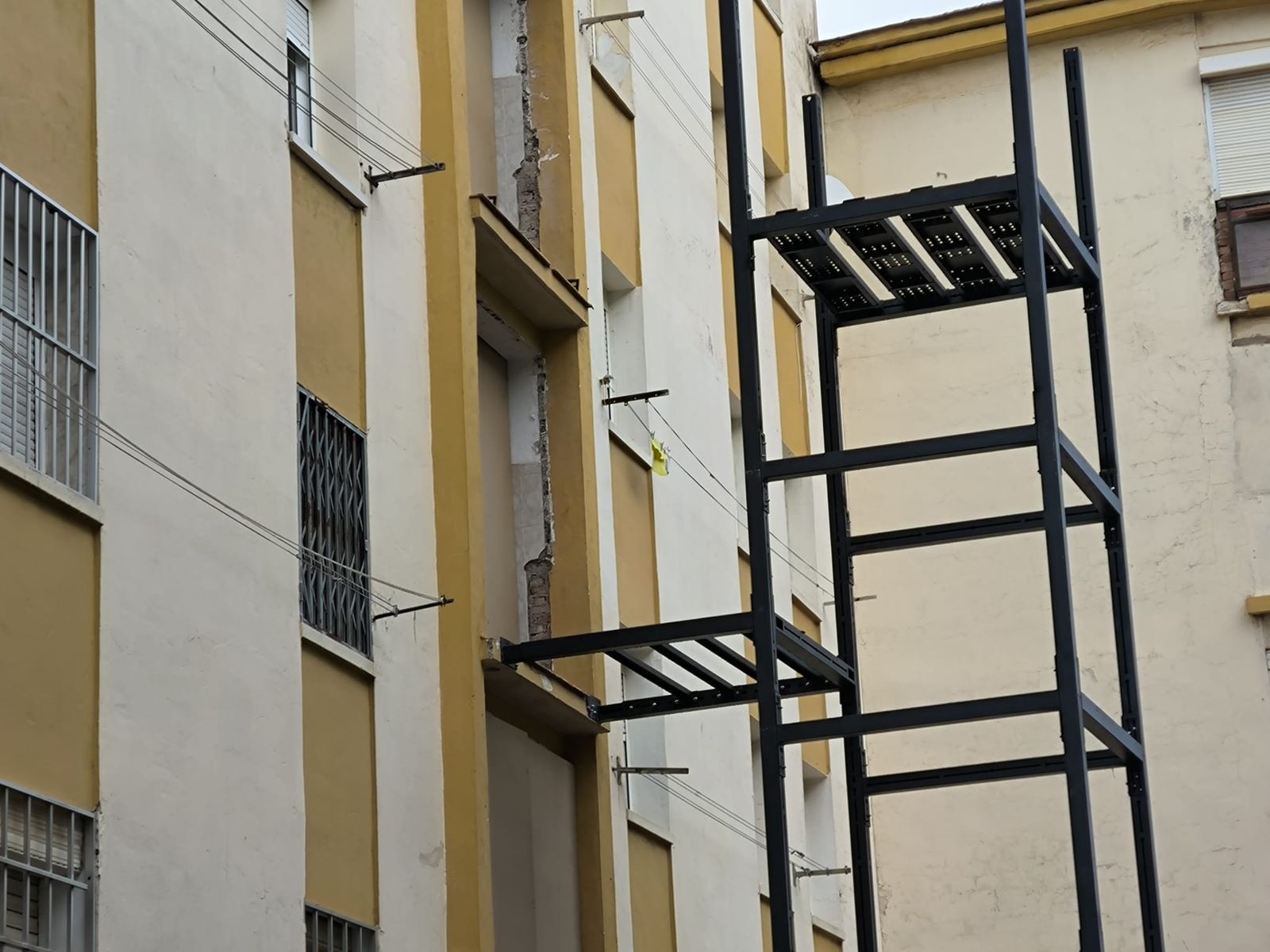La estructura de un ascensor en uno de los bloques.