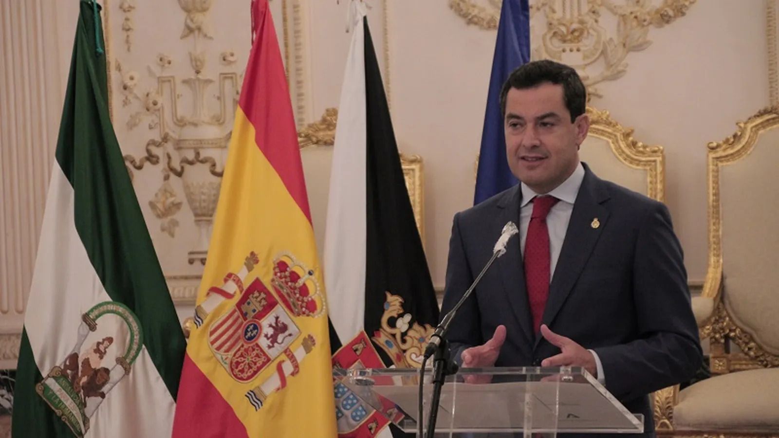 El presidente de la Junta de Andalucía, Juanma Moreno, en el salón de trono de Ceuta
