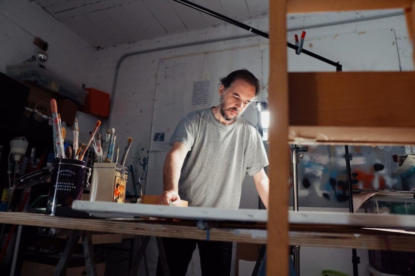 El artista sevillano, en su taller