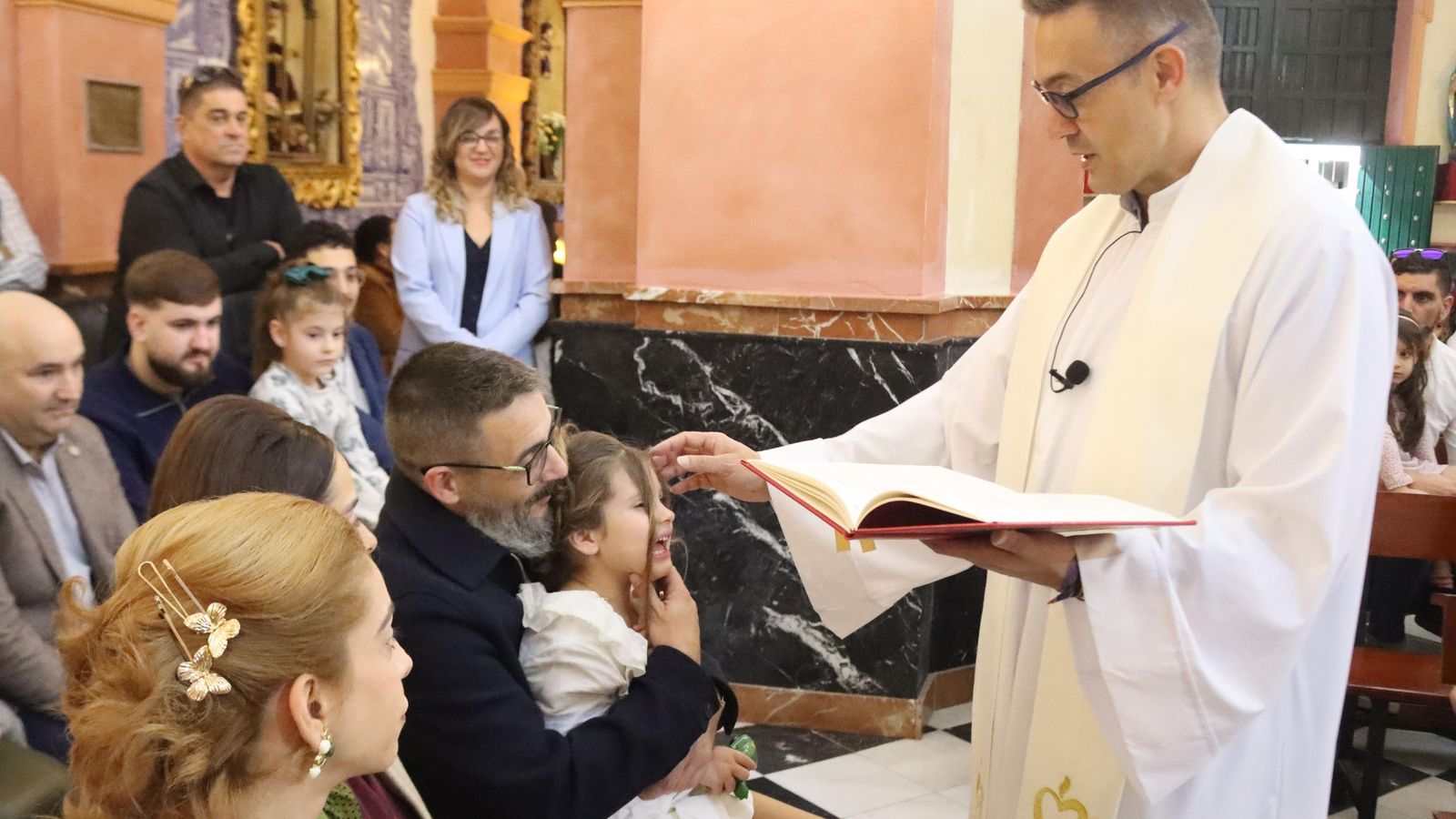 Mañana de bautizos en la parroquia de Nuestra Señora de Los Remedios