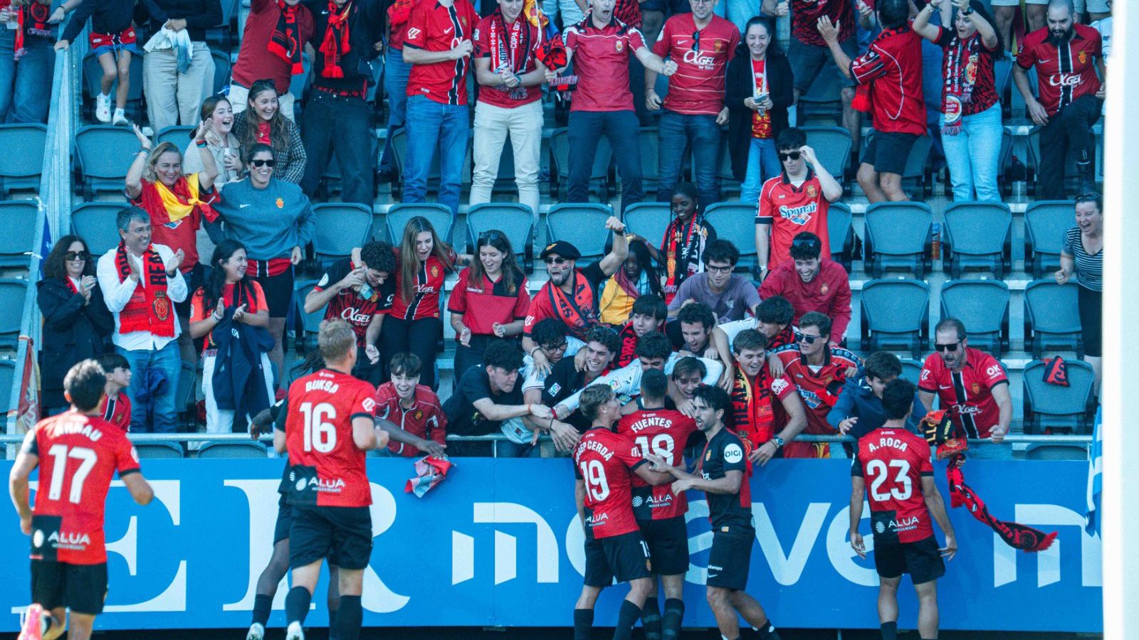Adrián Fuentes celebra su gol junto a los mallorquinistas desplazados hasta San Sebastián