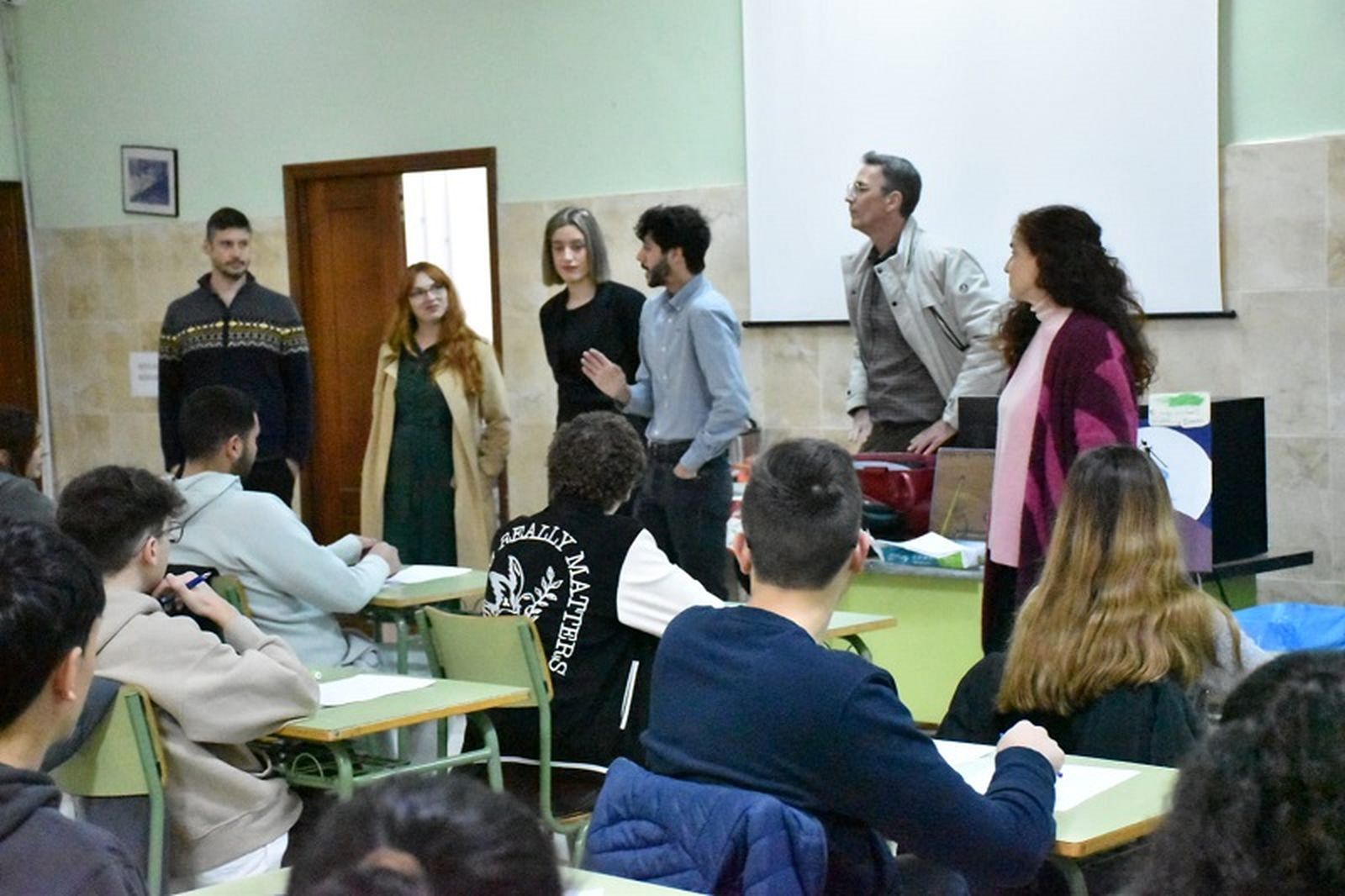 Los profesores junto a alumnos en una clase de Ceuta. / FOTO NICOL´S
