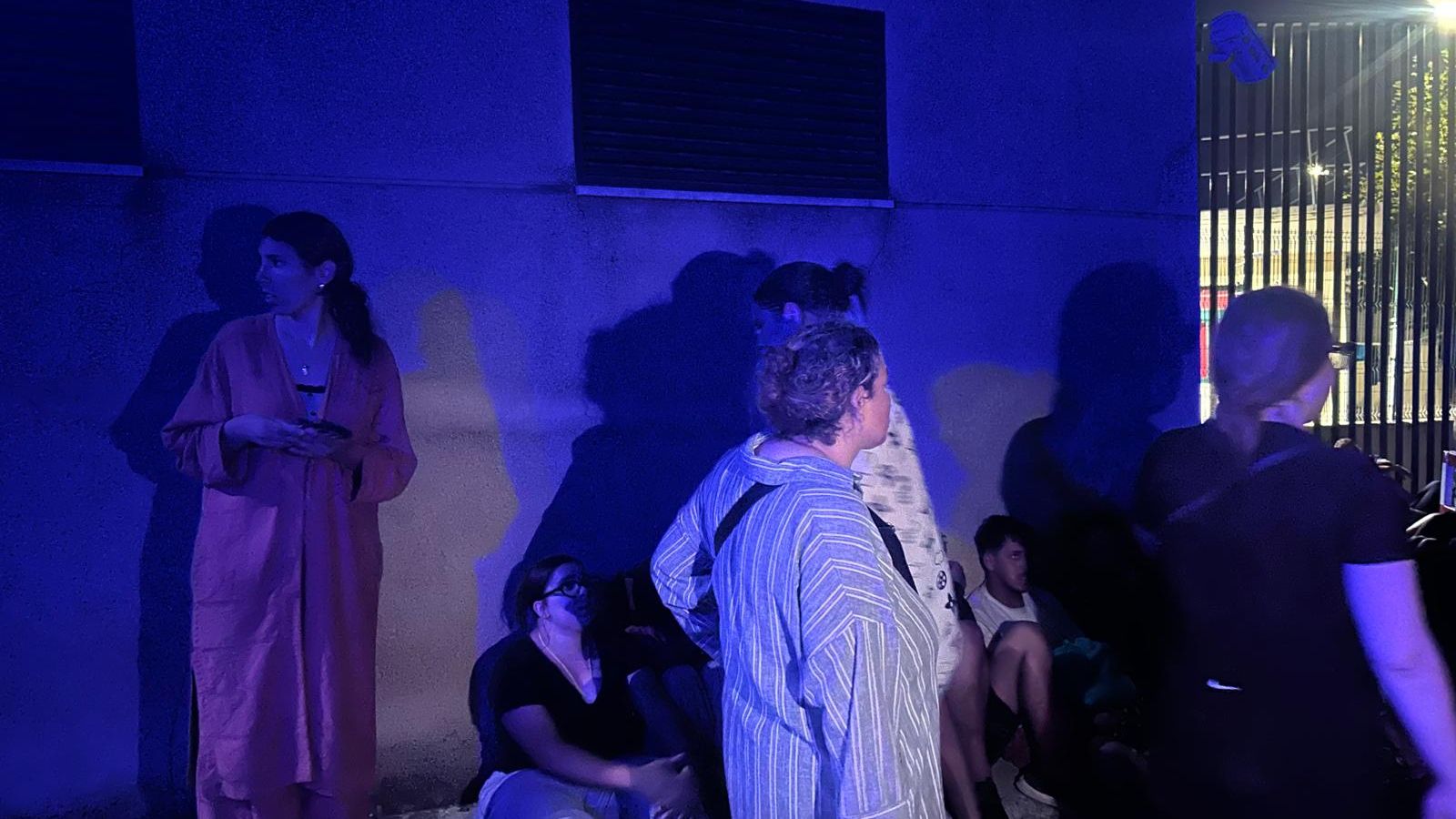 Mujeres y chicas jóvenes a las puertas del CETI este viernes