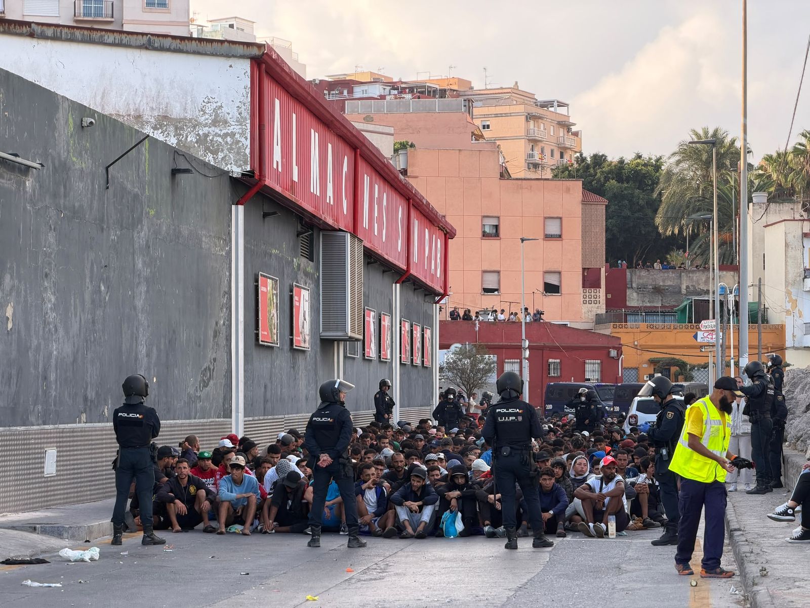 Tenso traslado  de más de  3.000 migrantes de las playas de Ceuta a un nuevo centro temporal