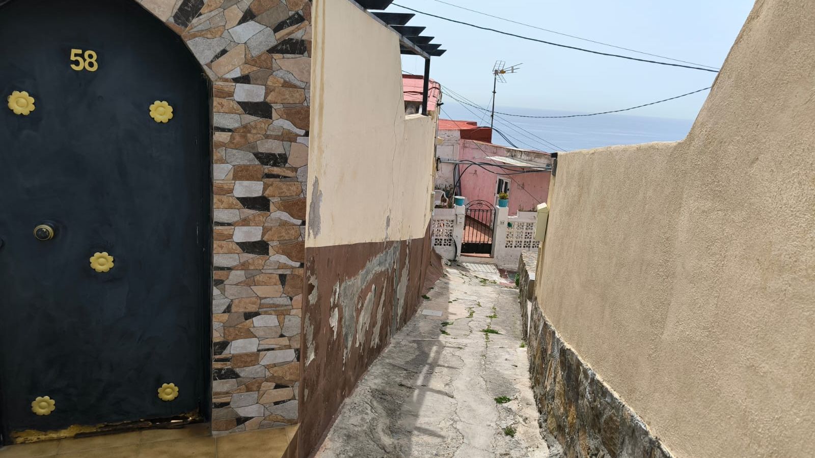 Una de las calles por las que se accede a una de las viviendas afectadas por la demolición