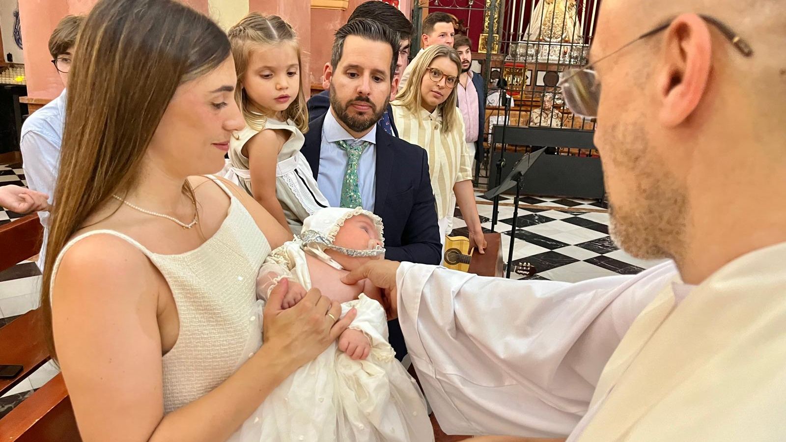 Gonzalo recibió el Sacramento del Bautismo en Los Remedios rodeado de sus familiares