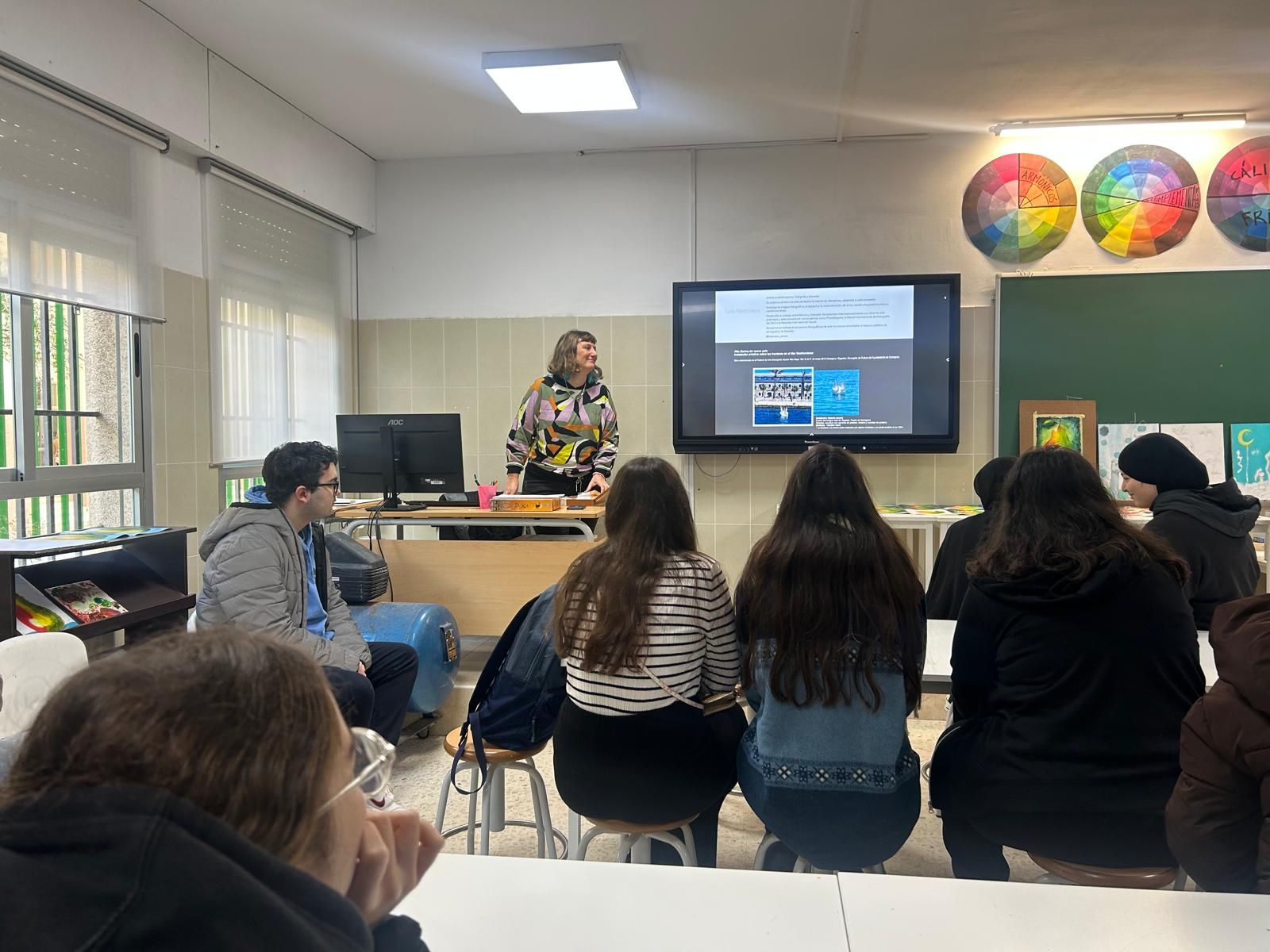 La artista y profesora Lola Nieto durante la charla ofrecida este martes en la Escuela de Arte