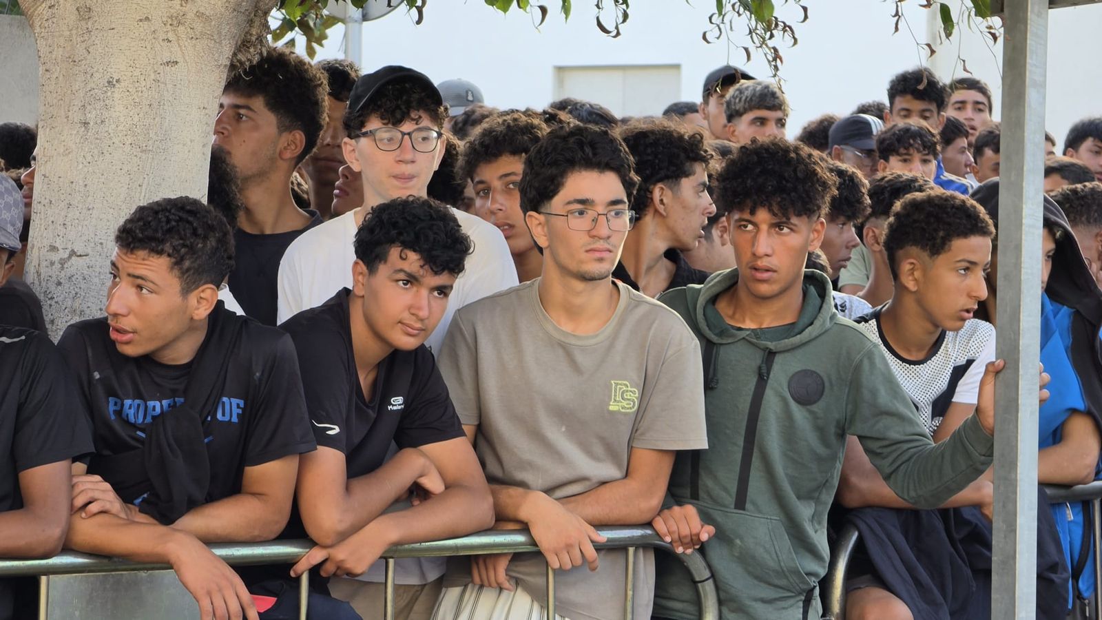 Centenares de migrantes hacen cola a las puertas de la Policía Nacional para su filiación