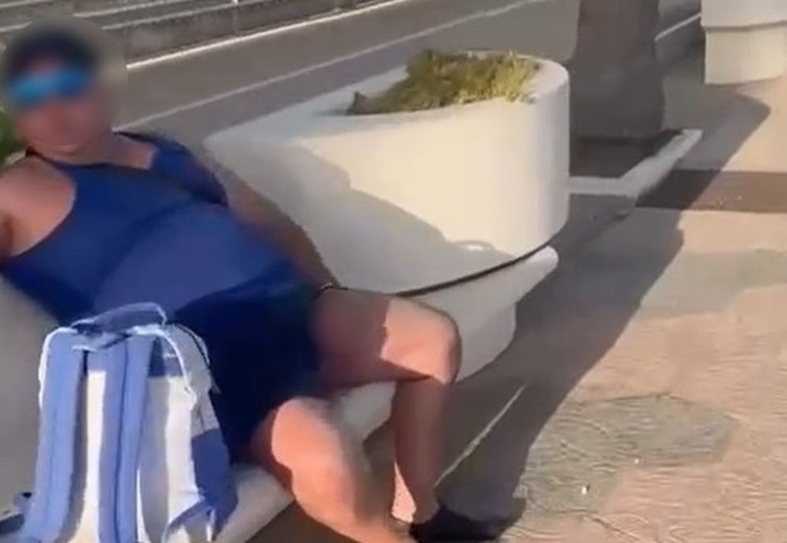 El señor grabado mientras se masturbaba en plena avenida Martínez Catena. / FOTO CEDIDA