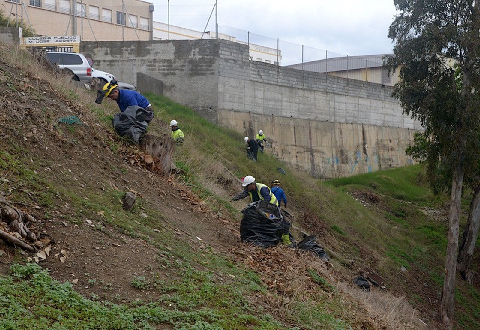 Obimasa realizando trabajos de limpieza en la barriada Juan XXIII en una imagen de archivo. / FOTO EL PUEBLO