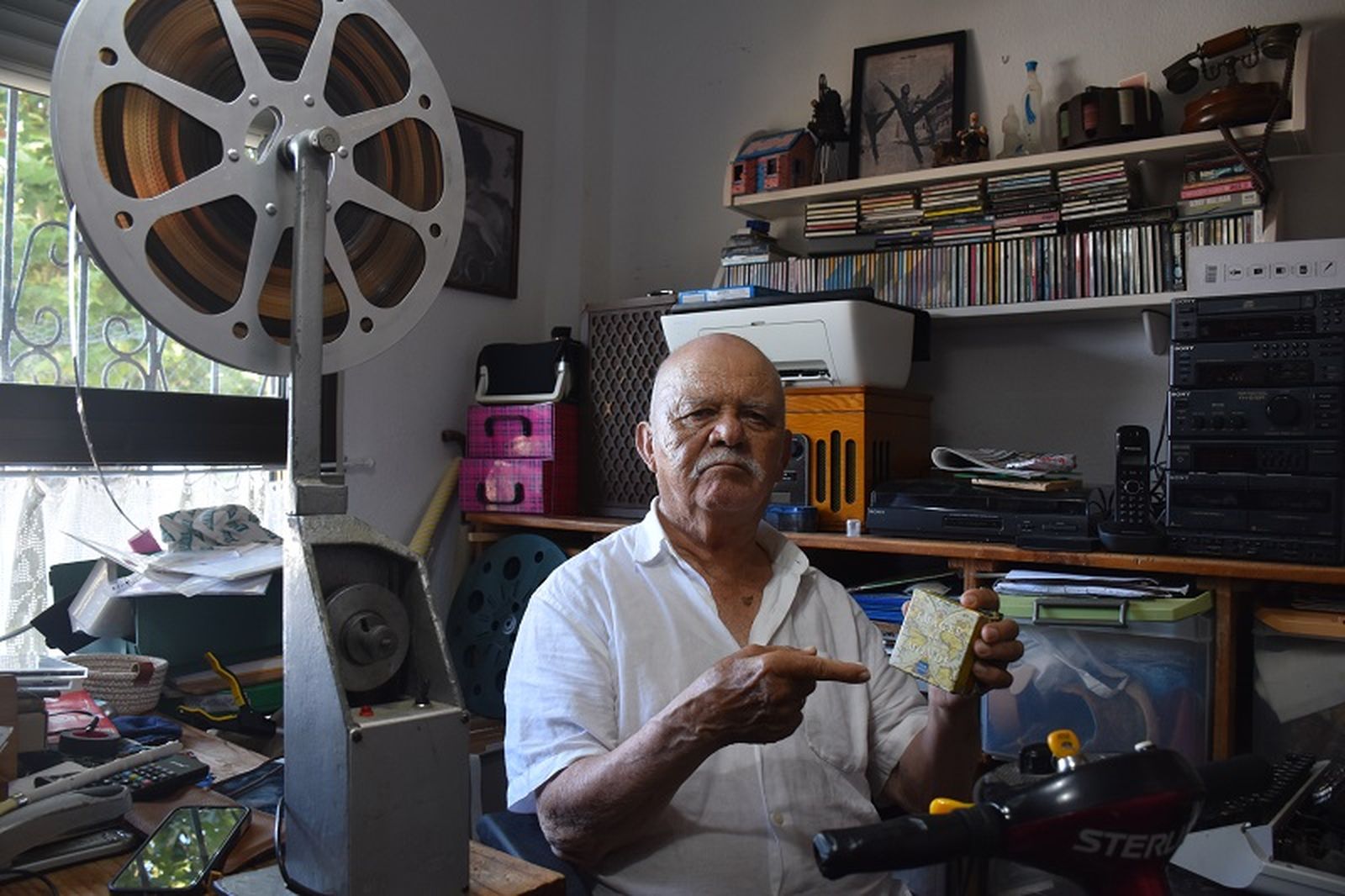 Ricardo Teresa muestra un cortometraje en Super 8. / FOTO G.S.