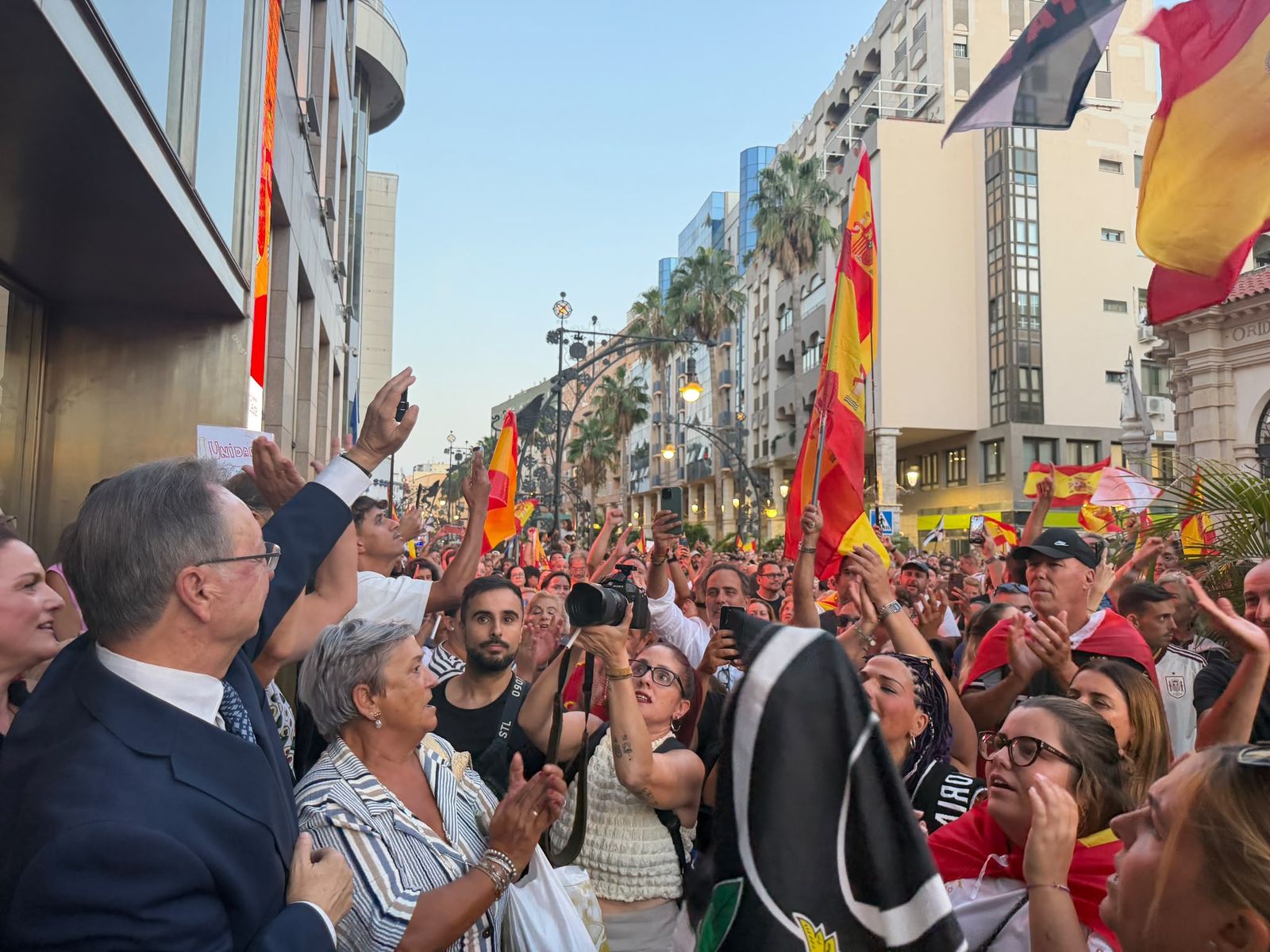 Marcha ciudadana contra la inacción del Gobierno a las puertas del Palacio Autonómico, frente a Juan Vivas