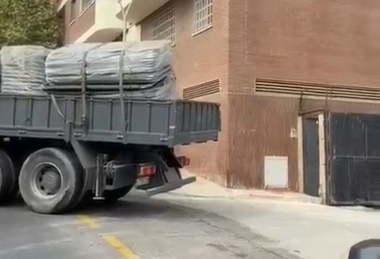 Llegada de las literas a la antigua fábrica de harina en la avenida de Otero